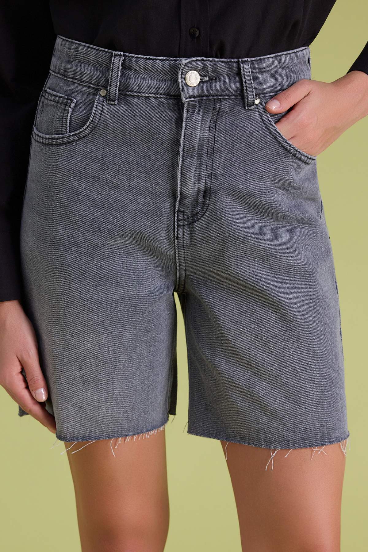 Trendyolmilla  Gri Yüksek Bel City Boy Denim Şort TWOSS26SR00107 - Görsel 3