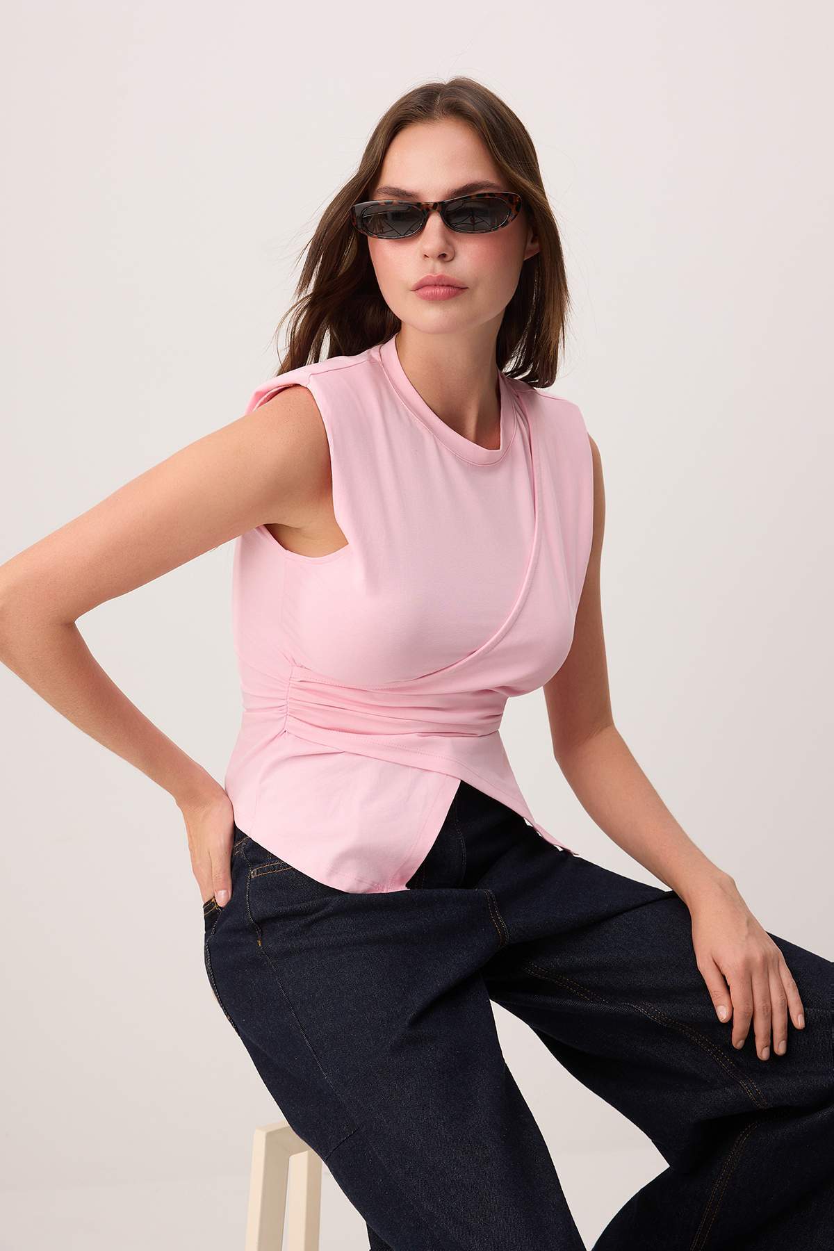 Trendyolmilla Açık Pembe Fitted/Vücuda Oturan Kolsuz Asimetrik Pamuklu Esnek Örme Bluz TWOSS26BZ00081