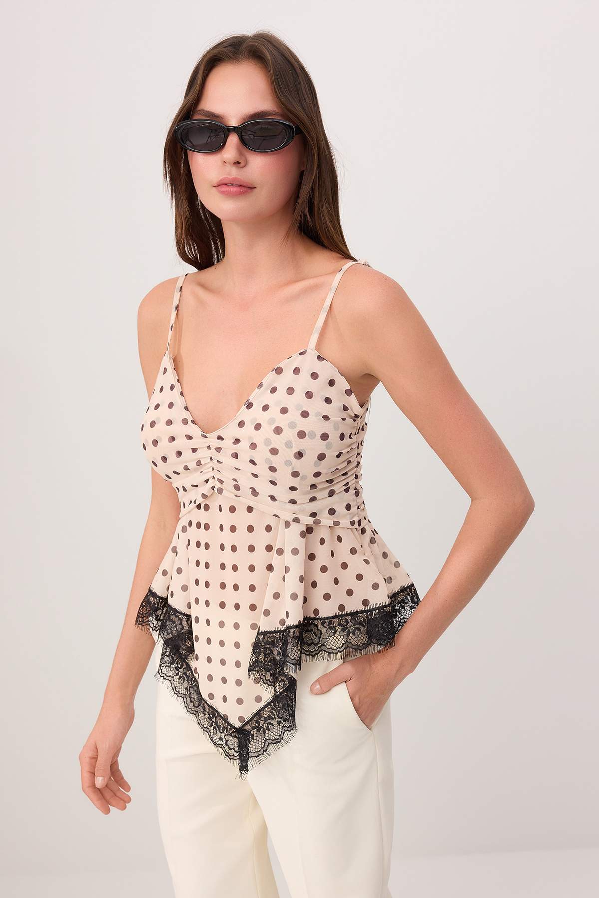 Trendyolmilla  Çok Renkli Puantiyeli Regular/Normal Kalıp V Yaka Dantel Detaylı Tül Örme Bluz TWOSS26BZ00760 - Görsel 2