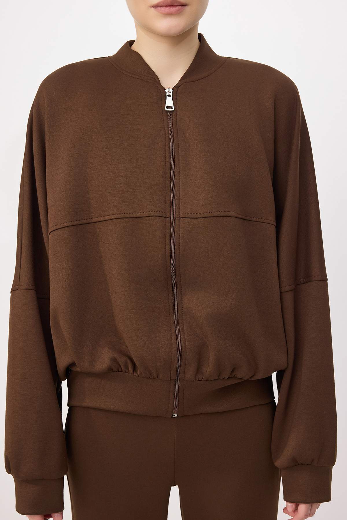 طقم بدلة رياضية محبوكة بلون بني مريح وياقة عالية و...