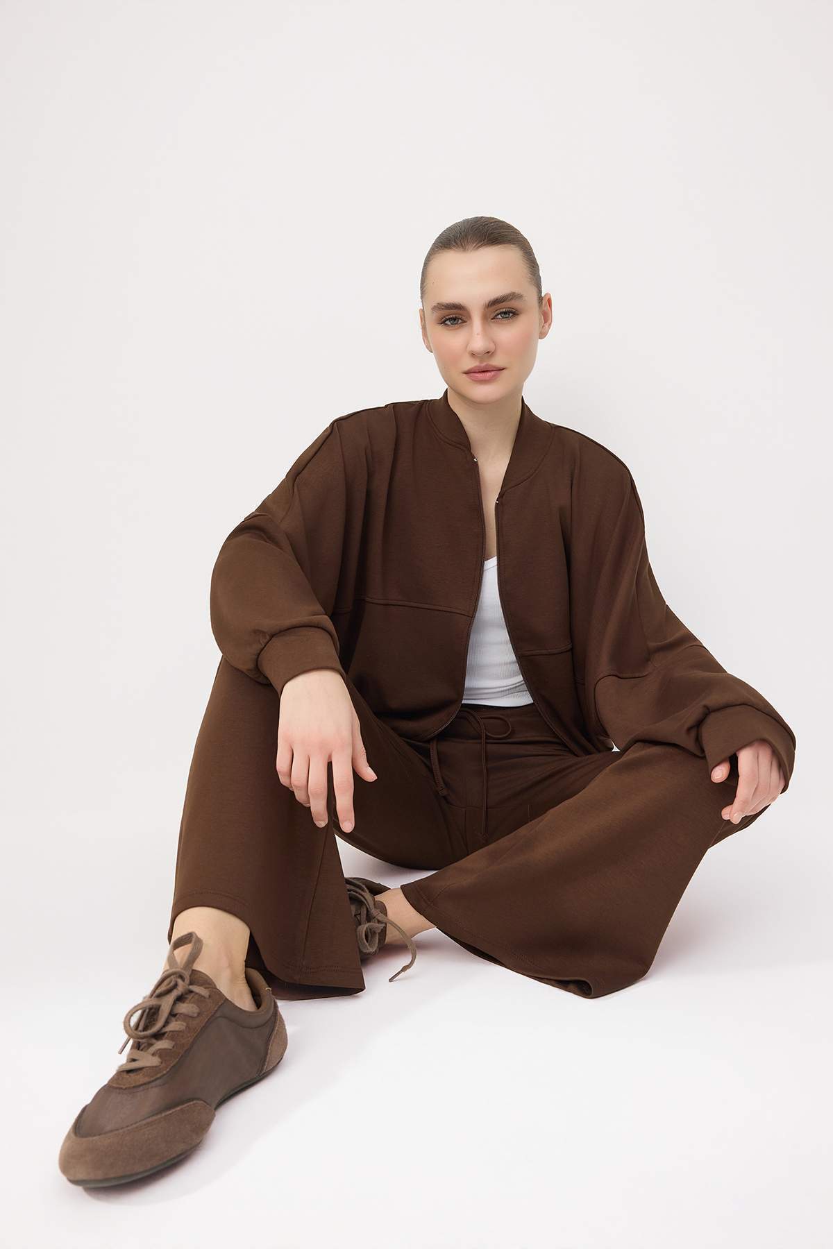 طقم بدلة رياضية محبوكة بلون بني مريح وياقة عالية و...