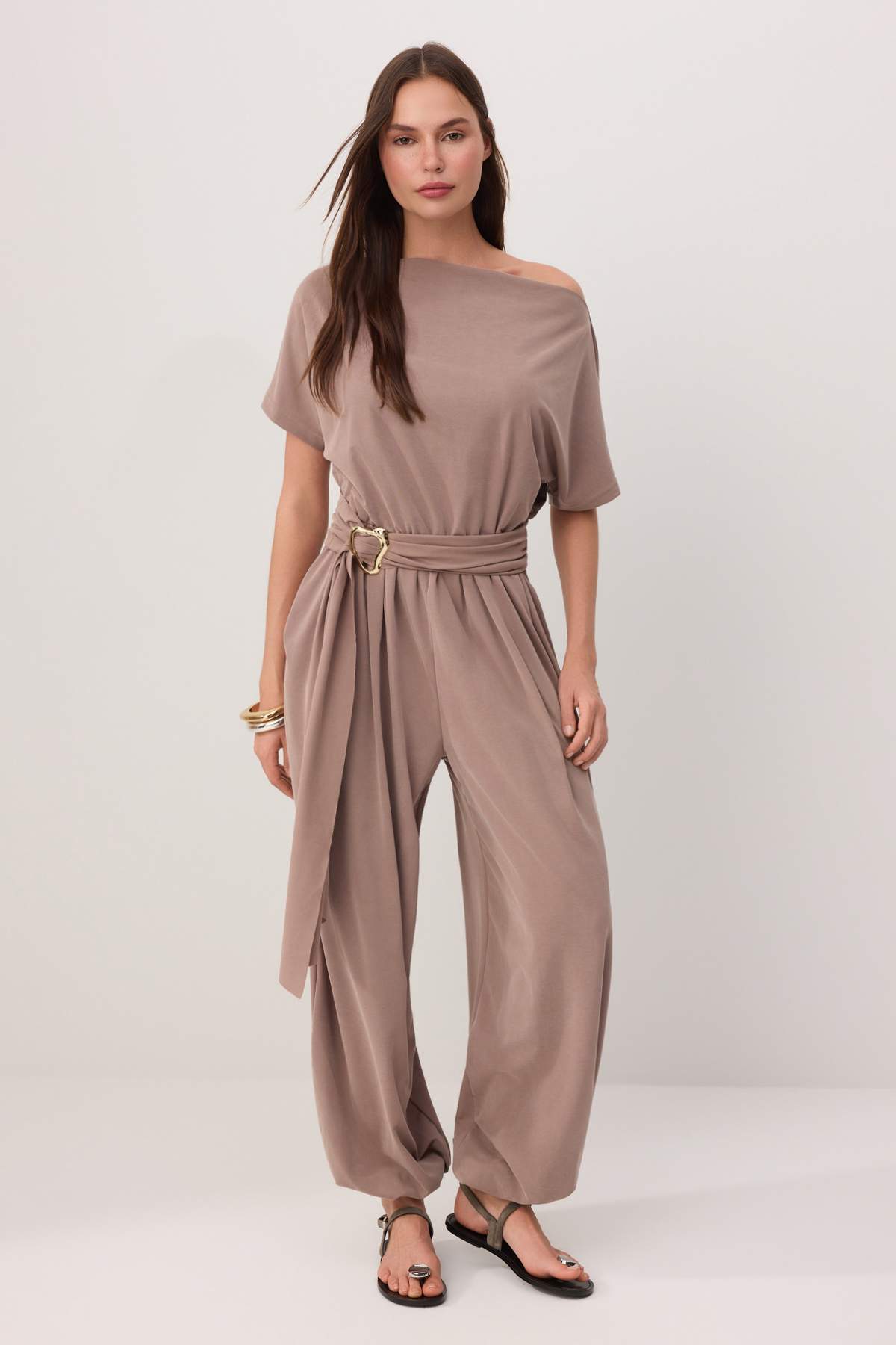 Trendyolmilla Koyu Vizon Relaxed Asimetrik Yaka Kemerli Lastikli Paça Uzun Modal Premium Örme Tulum TWOSS26TU00036