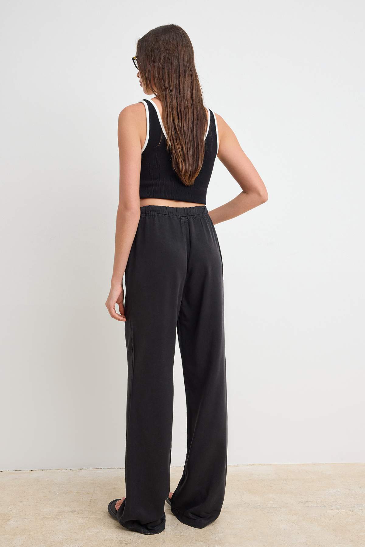 Trendyolmilla  More Sustainable Siyah %100 Tencel™ Beli Lastikli Yüksek Bel Jeans TWOSS24JE00203 - Görsel 4