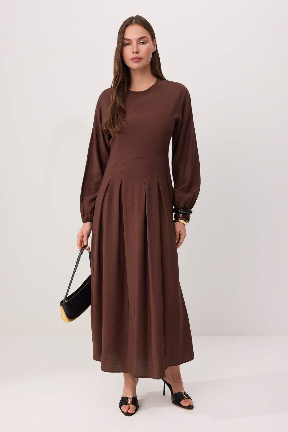 Trendyolmilla Modest Kahverengi Plise Detaylı Eteği Belden Açılan Maxi Dokuma Tesettür Elbise TCTSS26EB00152