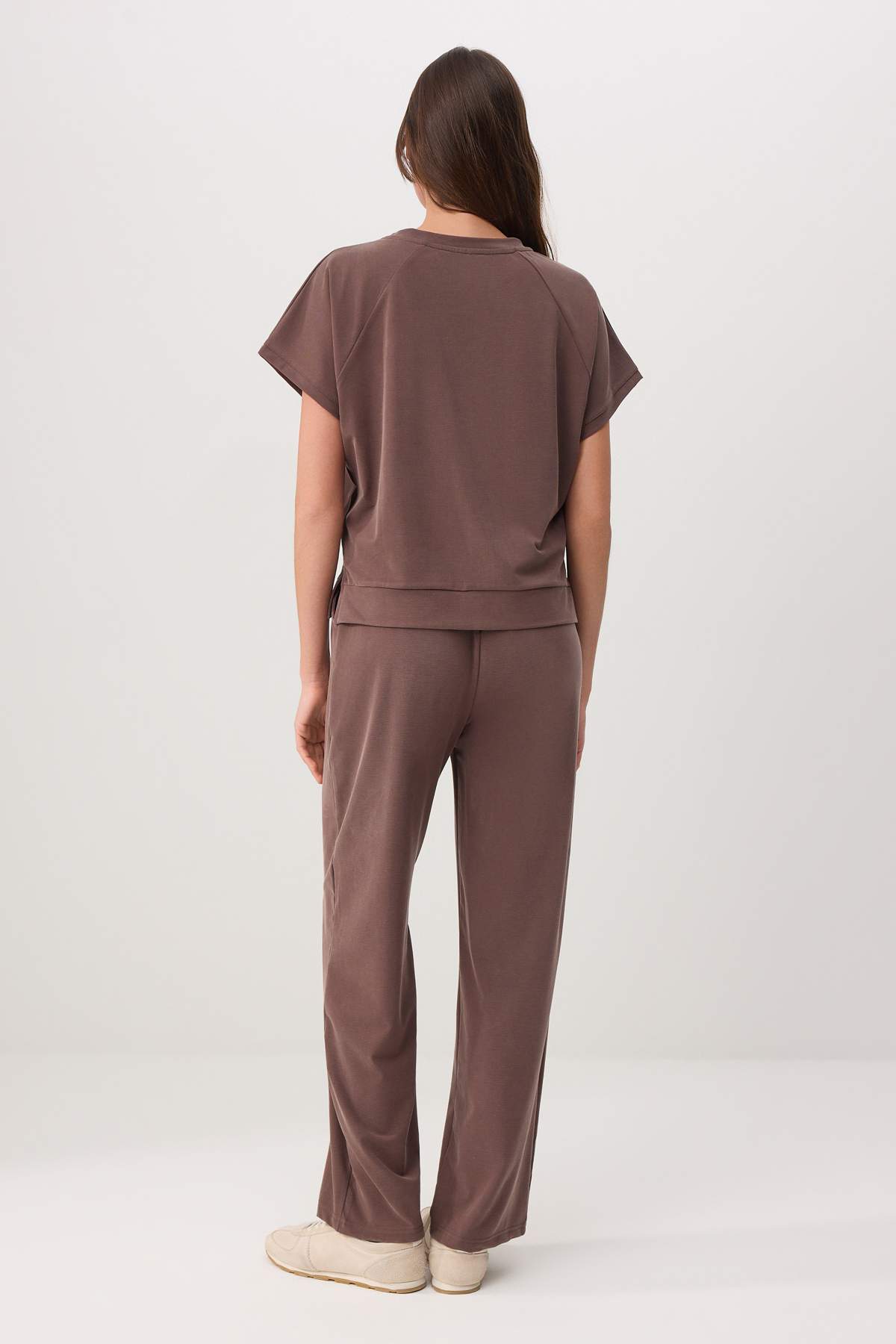 Trendyolmilla  Kahverengi Regular Kısa Kollu Normal Bel Geniş Paça Uzun Modal Örme Alt Üst Takım TWOSS26AU00153 - Görsel 4