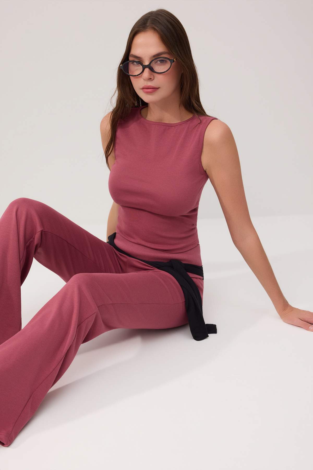 Trendyolmilla  Wardrobe Essentials-Gül Kurusu Fitted/Vücuda Oturan Kolsuz Örme Alt-Üst Takım TWOSS26AU00122 - Görsel 2