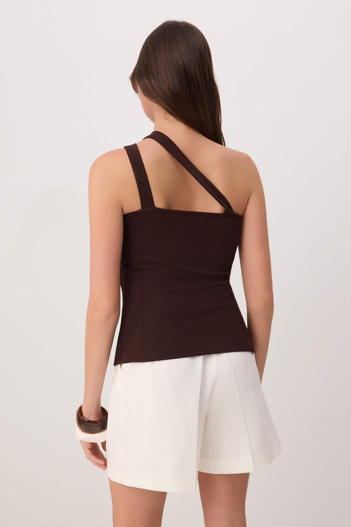 Trendyolmilla  Kahverengi Fitted/Vücuda Oturan Asimetrik Yaka Kolsuz Düğmeli Scuba Krep Örme Bluz TWOSS26BZ00278 - Görsel 4