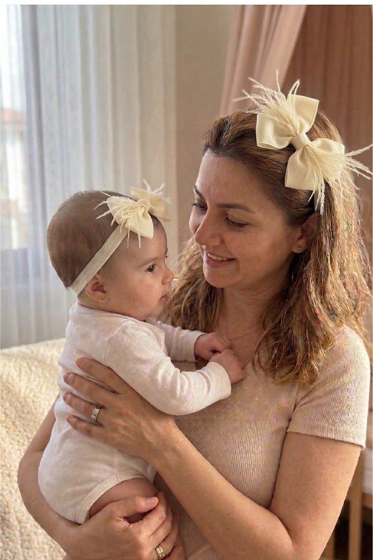 Massaltay Tüylü Fiyonklu Anne Lohusa Tacı ve Bebek Bandana Seti – Doğum Sonrası Anne Bebek Aksesuar Seti fotoğrafı 2 (önizleme)