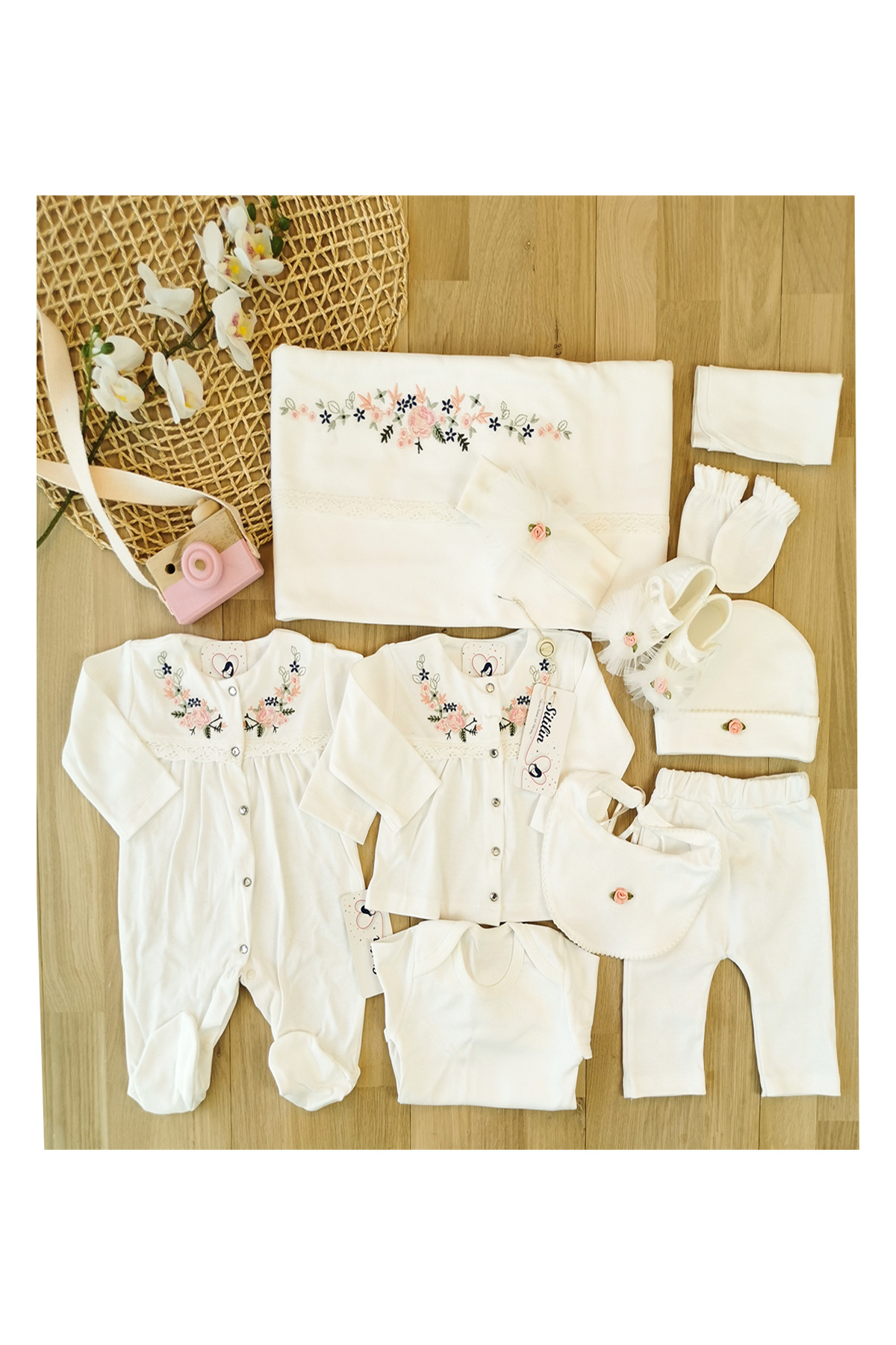 Sitilin Kız Bebek Beyaz % 100 Doğal Pamuk Kanaviçeli Süslü 10 lu Hastane Çıkışı Kutulu Yenidoğan Hediye Set fotoğrafı 2 (önizleme)