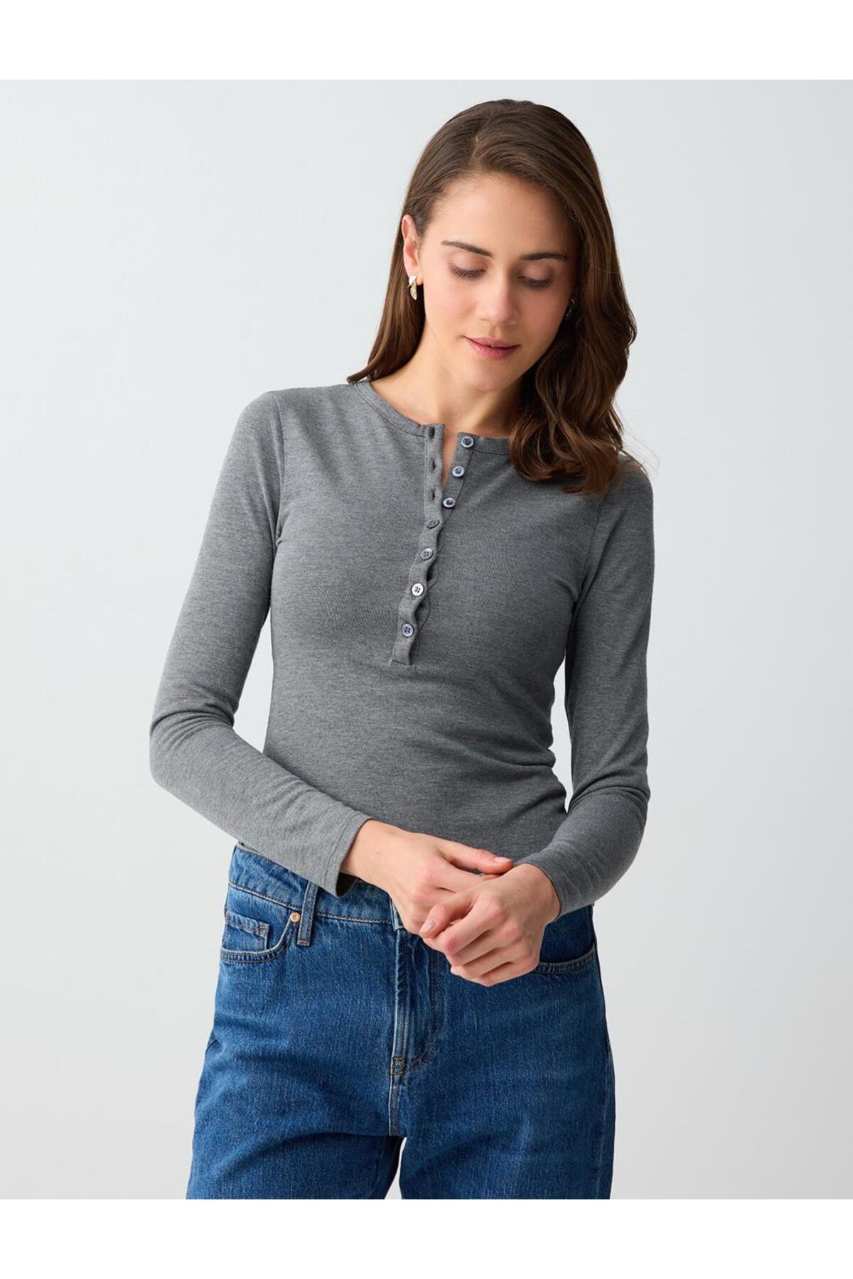Jimmy Key  Antrasit Dar Kesim Bisiklet Yaka Düğme Detaylı Örme Bluz - Görsel 3