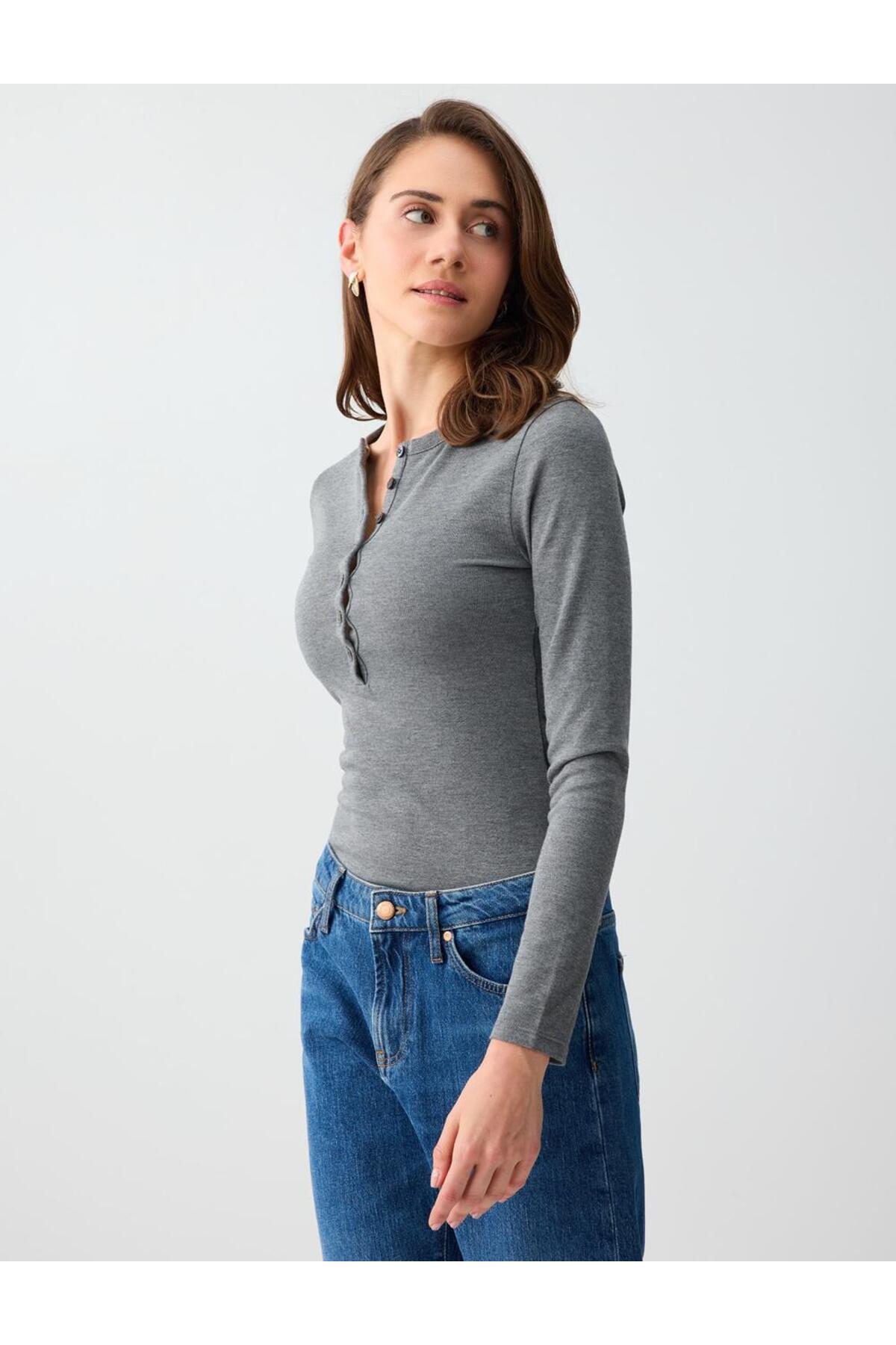 Jimmy Key  Antrasit Dar Kesim Bisiklet Yaka Düğme Detaylı Örme Bluz - Görsel 4
