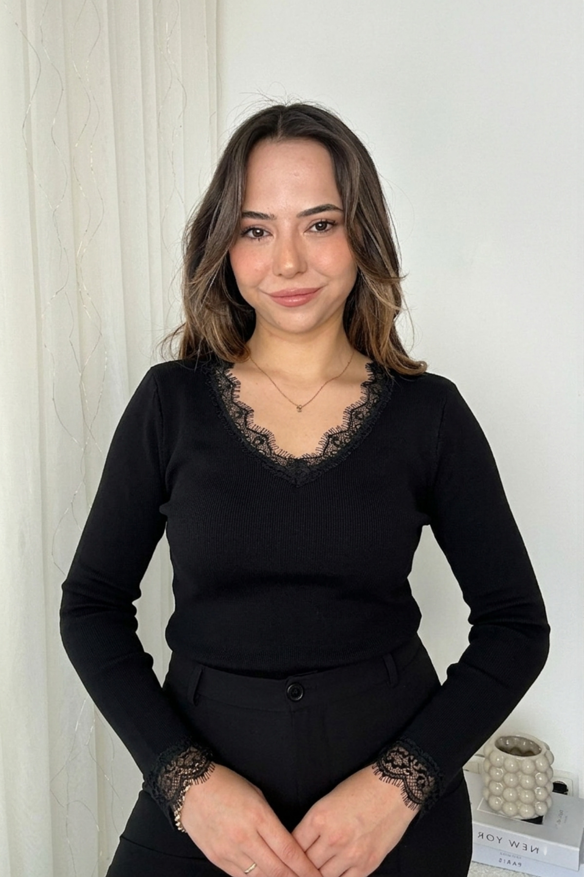 İnouveaue  Siyah V Yaka Dantel Detaylı Kadın Triko