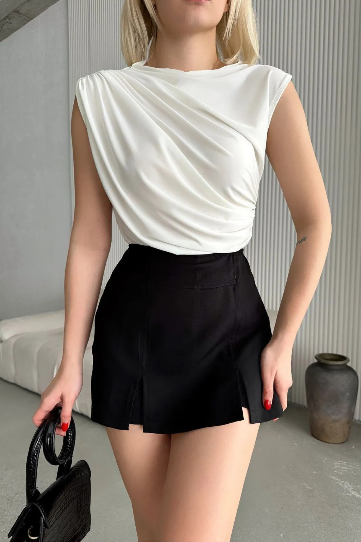 Mandlyz  Kadın Sandy Kumaş - Çapraz Büzgü Detaylı Kolsuz Bluz - Görsel 3