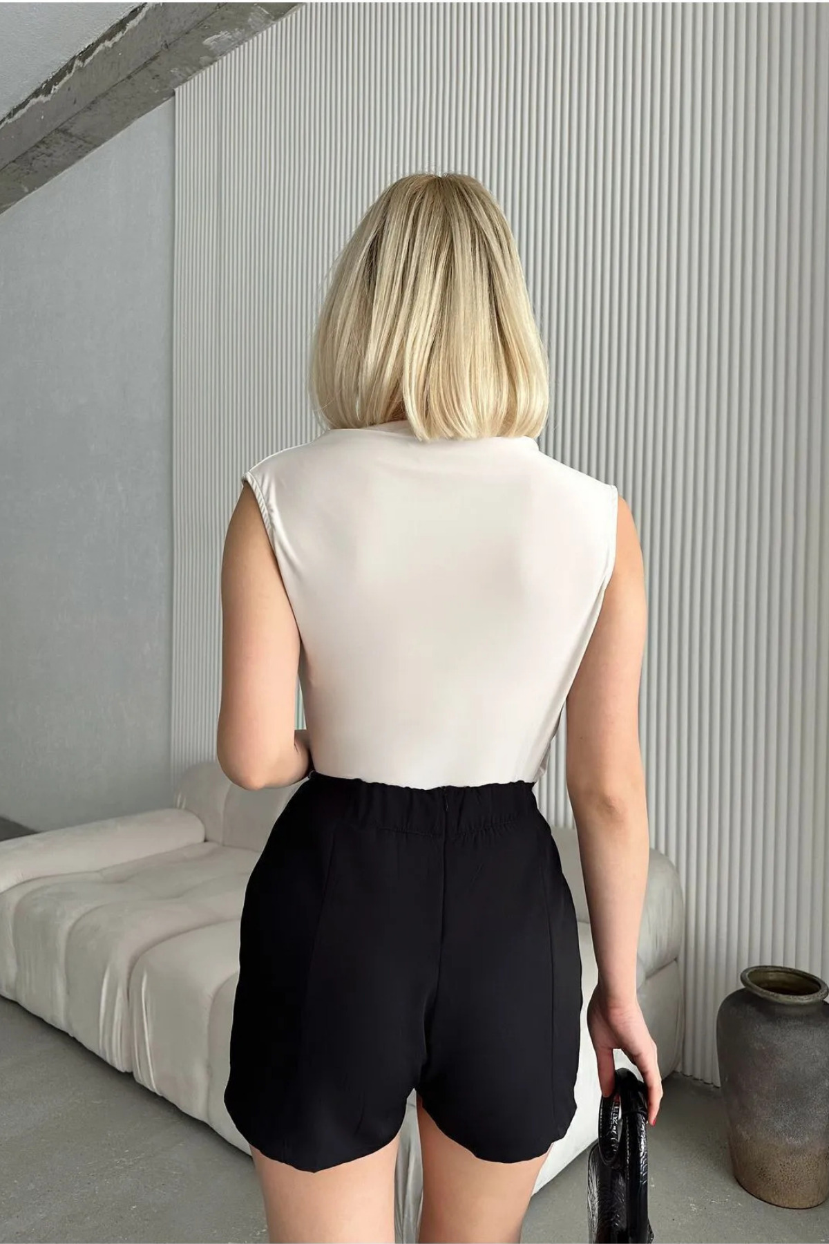 Mandlyz  Kadın Sandy Kumaş - Çapraz Büzgü Detaylı Kolsuz Bluz - Görsel 5