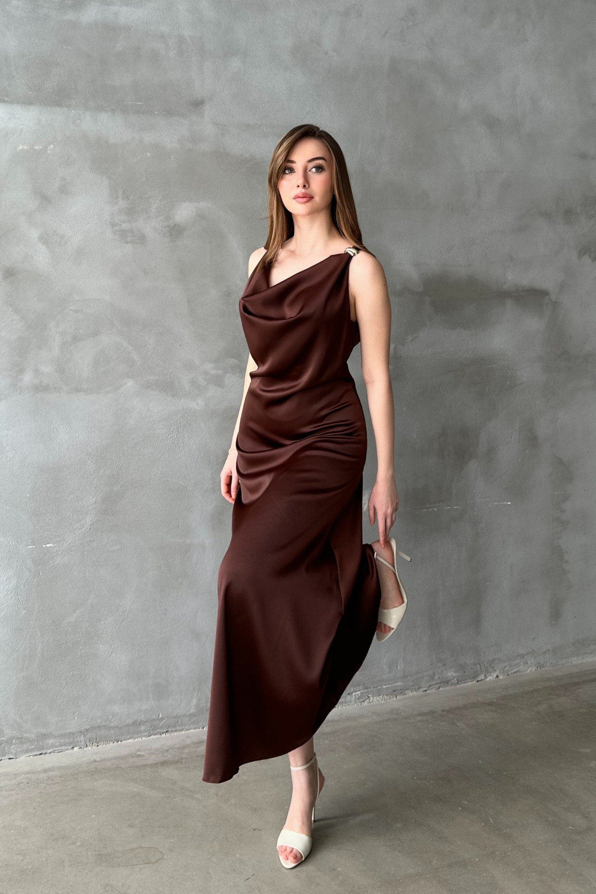 Elbee Fashion Woman  Kahverengi Saten Degaje Yaka Omuzlar Tokalı Elbise - Görsel 2