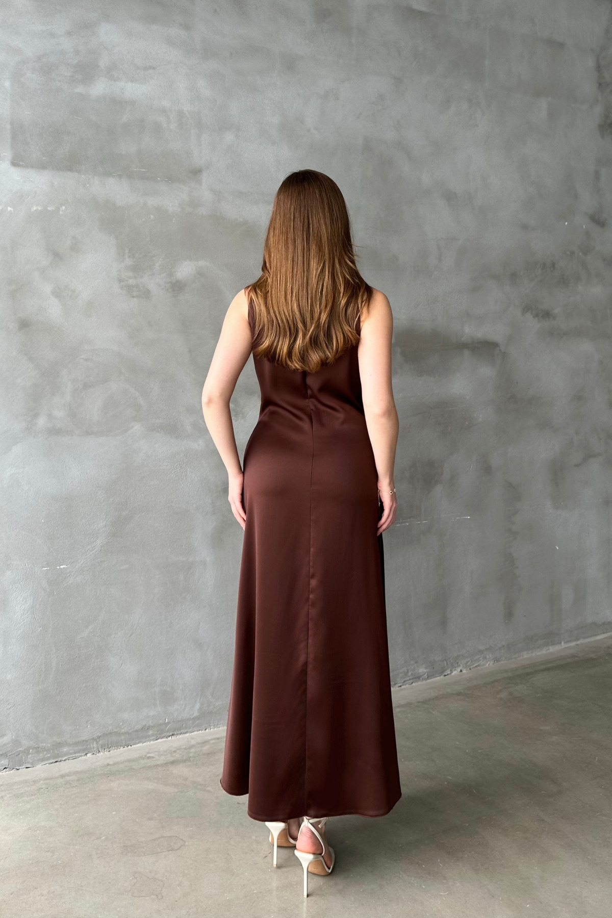 Elbee Fashion Woman  Kahverengi Saten Degaje Yaka Omuzlar Tokalı Elbise - Görsel 5