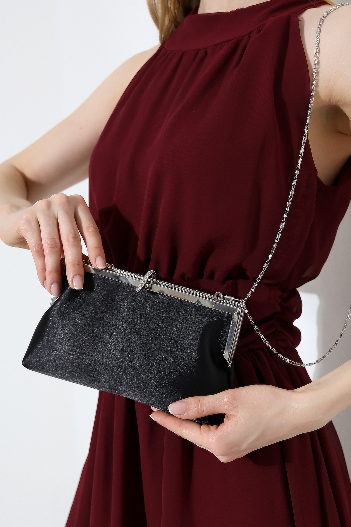 CLUTCH NIGHT AND HANDBAG WITH BLACK SATIN EVENING DRESS AND BUCKLE CHAIN DETAIL