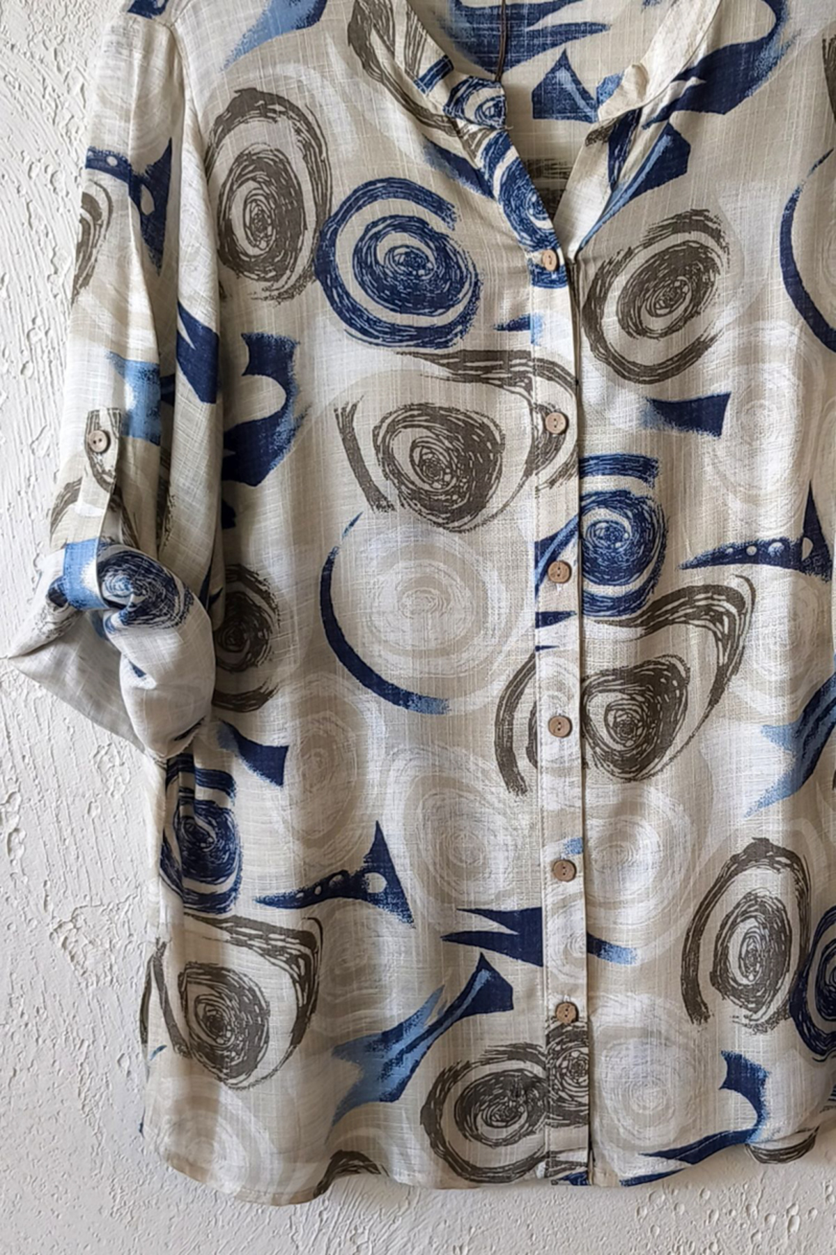 Chiccy  Bej-Mavi Hakim Yaka Düğmeli 3/4 Kol Çiçekli Yırtmaçlı Casual Pamuklu Oversize Dokuma Gömlek 73 60 - Görsel 2