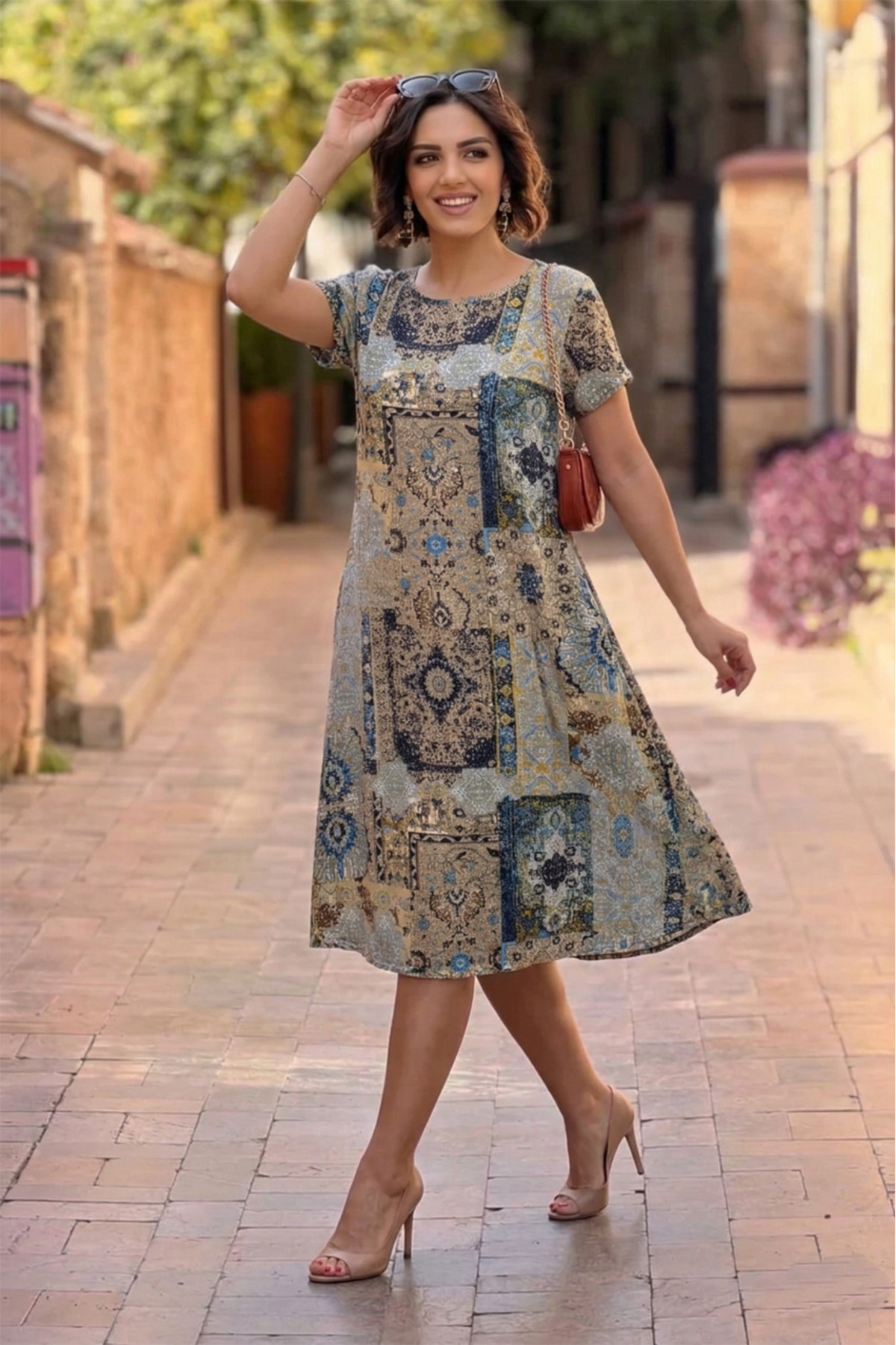 Nevin Kaya Moda Haljina sa okruglim izrezom u boji kamena, sa uzorkom jantara