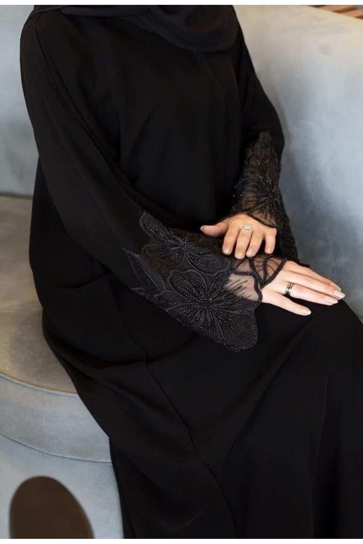 عباية شجون _ بقماش كريب فاخر بقصة نصف كلوش مع أكما...