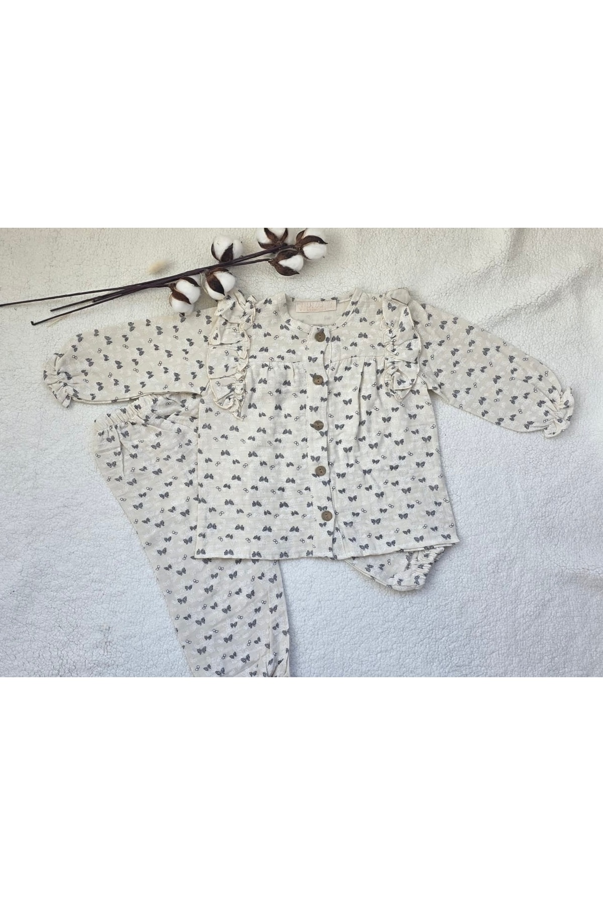 Bilge Trend KIZ BEBEK , ÇOCUK MÜSLİN , FIRFIRLI ÖNDEN DÜĞMELİ 2 PARÇA PAMUKLU PİJAMA TAKIMI fotoğrafı 2 (önizleme)