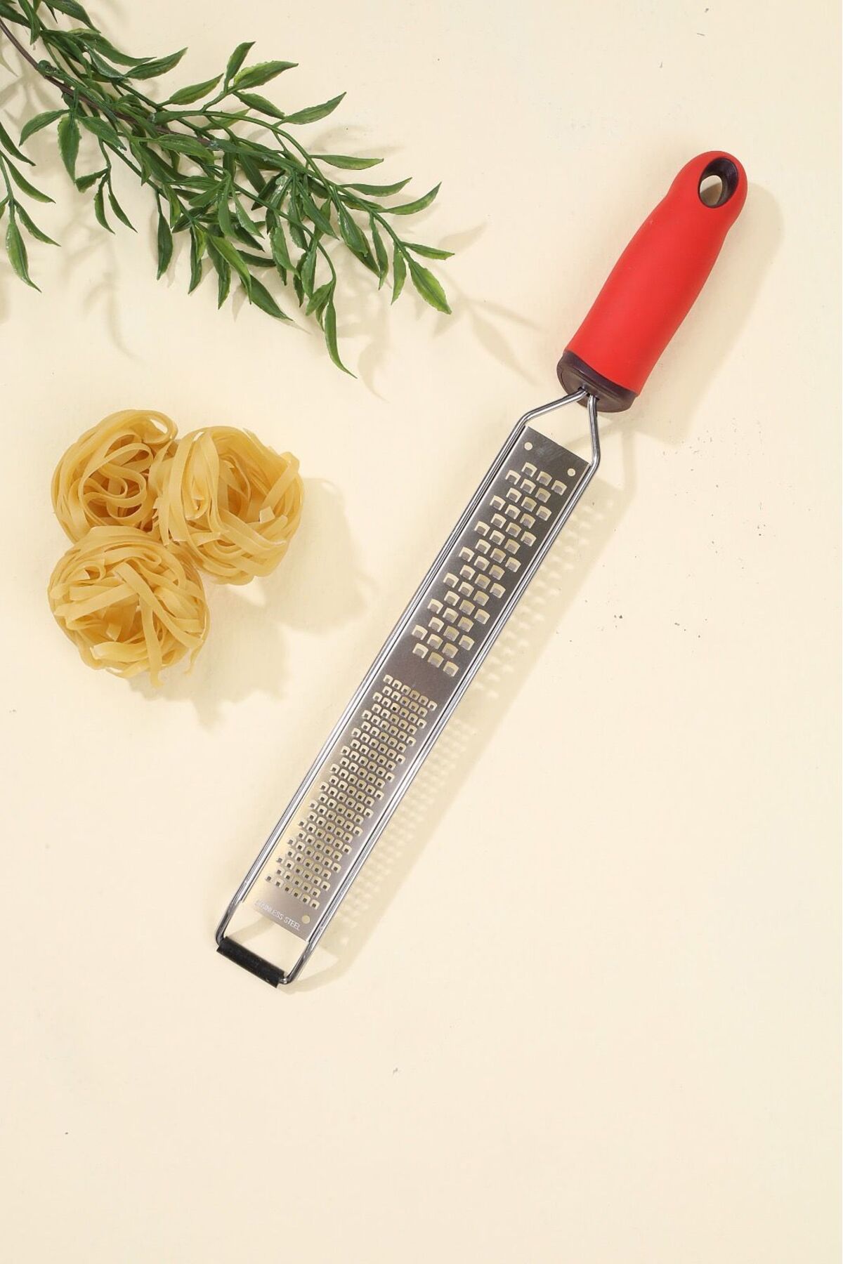 Uzun Tip Metal Rende – Ergonomik Kırmızı Saplı