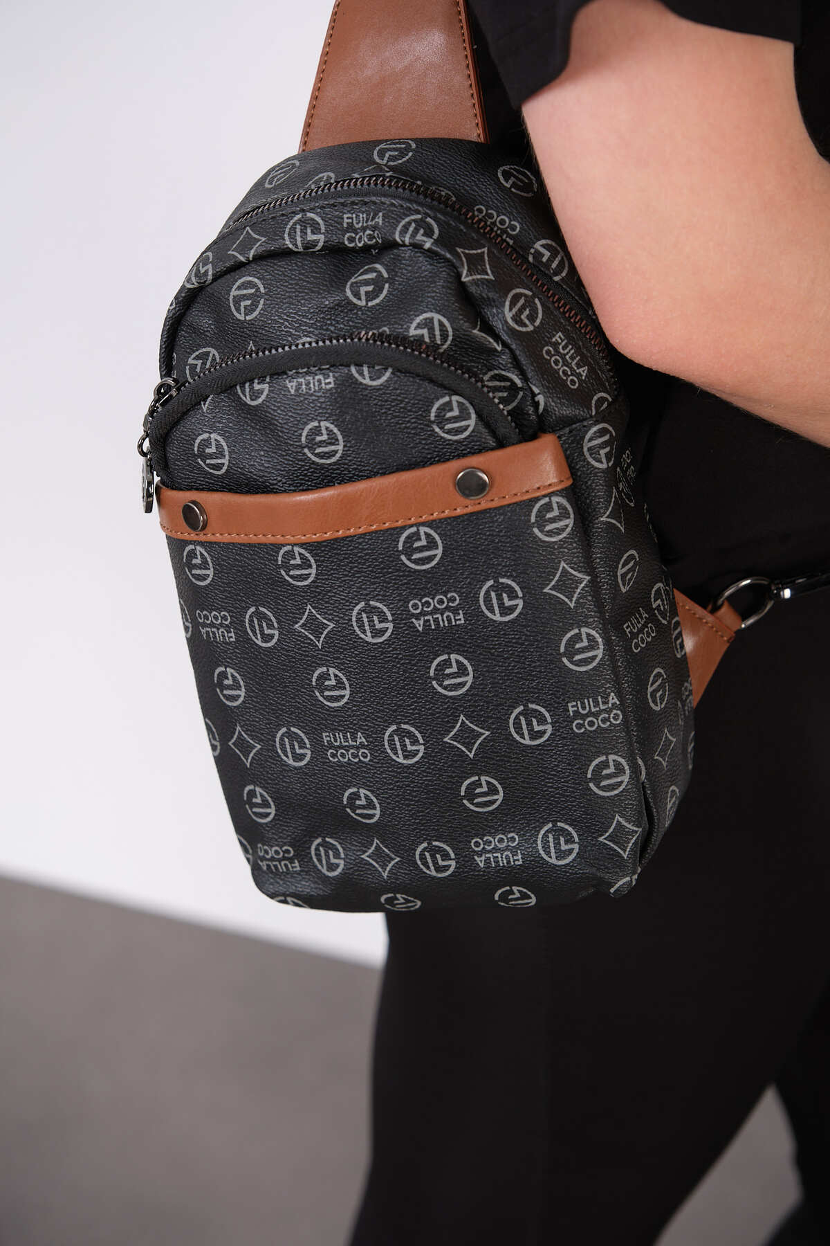 Morpelikan Kadın Üç Bölmeli Siyah Monogram Body Bag Omuz Göğüs Çantası görsel 2