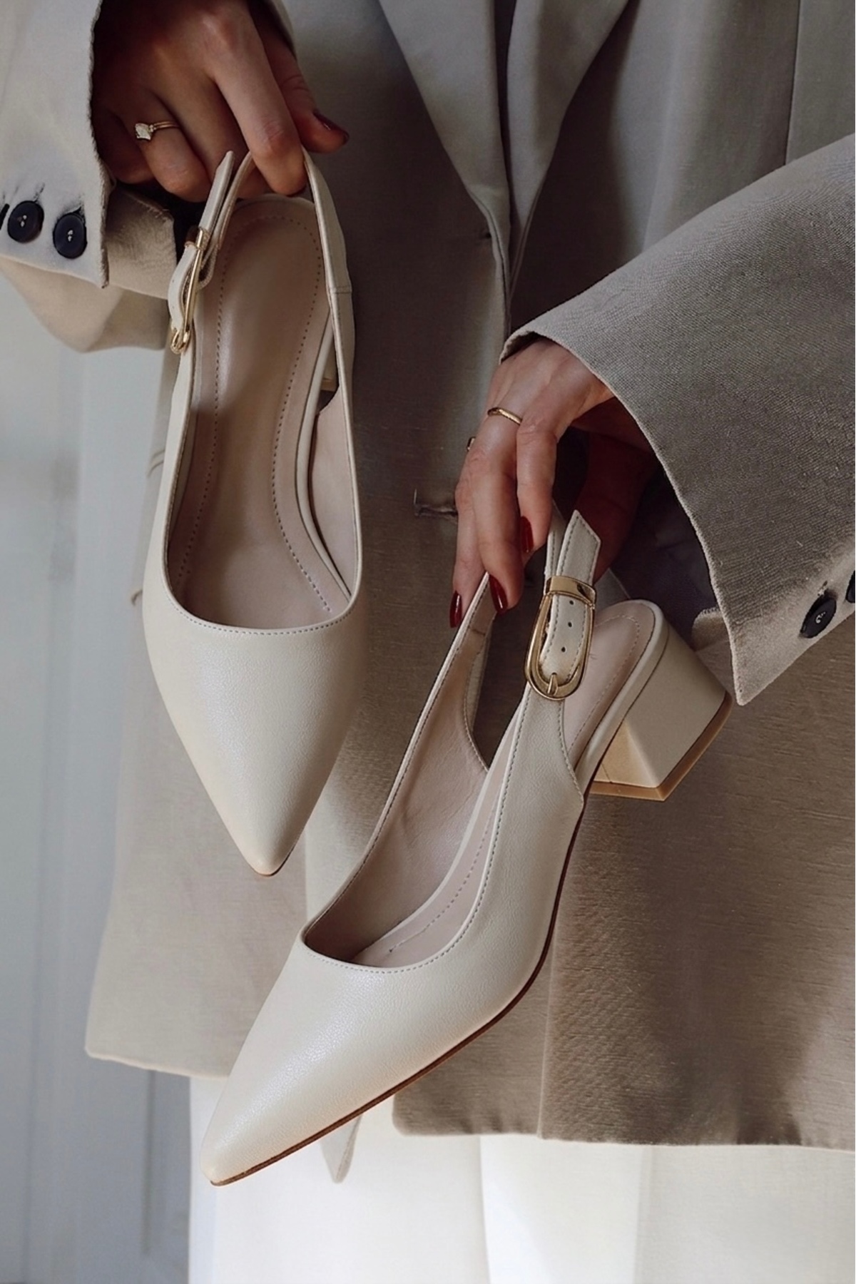 POLKA STORE  Period Gold Metal Tokalı Mat Sivri Burunlu Kısa Blok Topuklu Kadın Ayakkabı