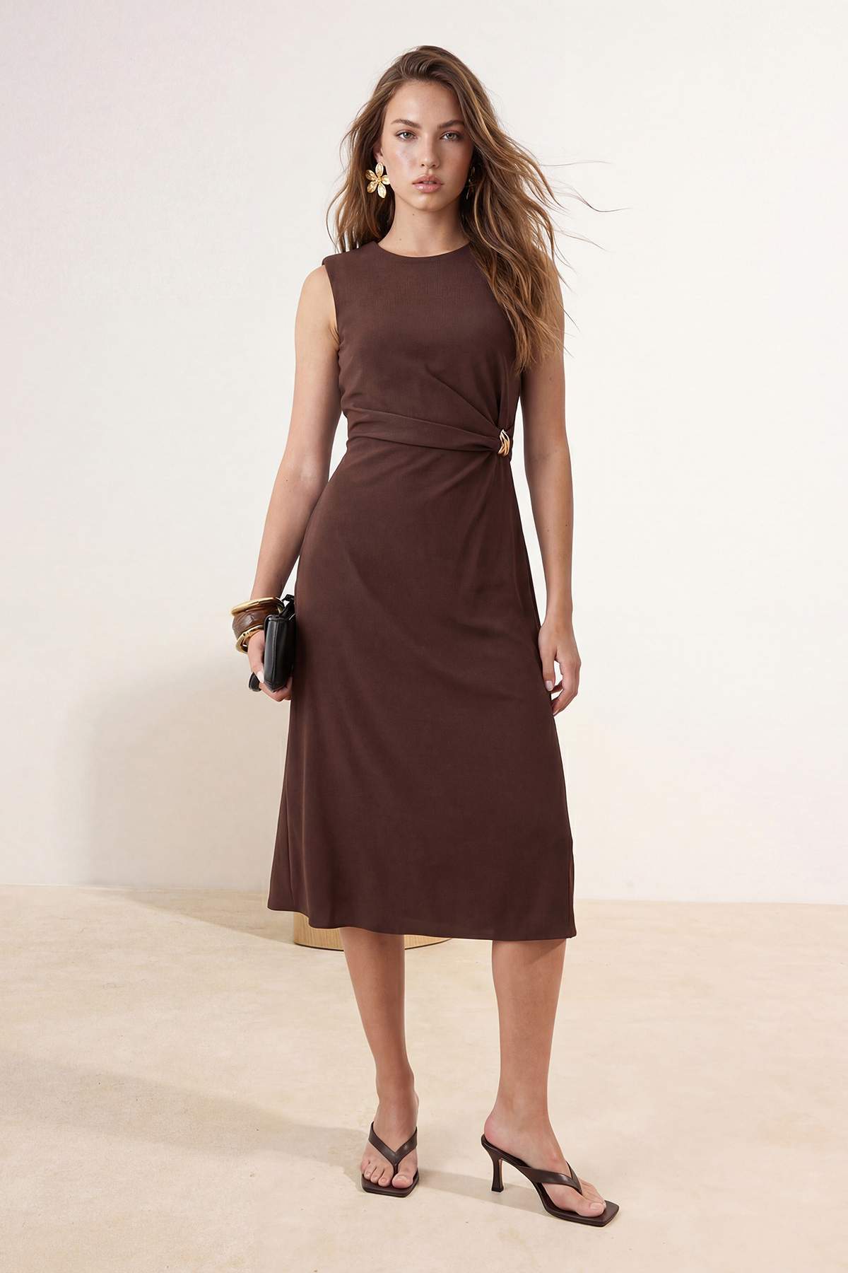 Trendyolmilla  Kahverengi Düz Vücudu Saran Aksesuar Detaylı Midi Dokuma Elbise TWOSS25EL00204 - Görsel 3