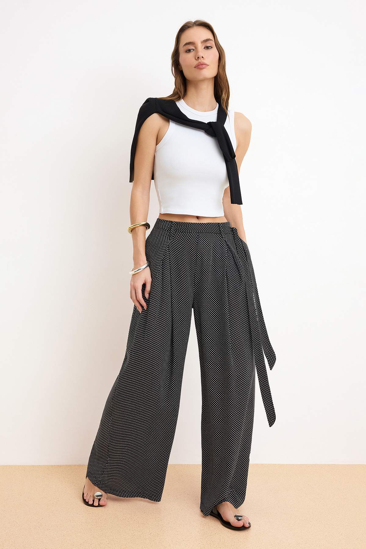 Trendyolmilla  Siyah Puantiyeli Viskon Rahat Bol Kesim Wide Leg/Geniş Paça Pantolon TWOSS26PL00056 - Görsel 3