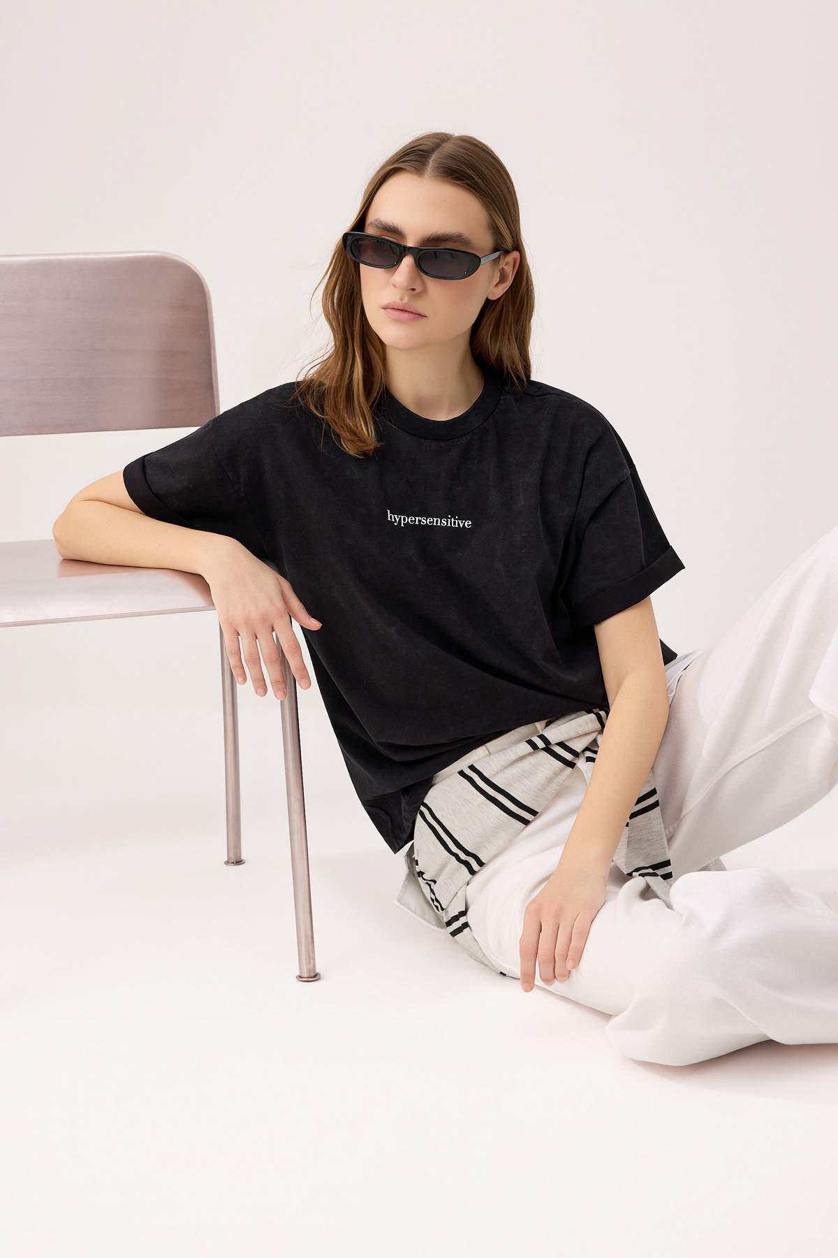 Trendyolmilla  Siyah Nakışlı / İşlemeli Oversize/Geniş Kalıp Kısa Kollu %100 Pamuk Örme T-Shirt TWOSS26TS00157 - Görsel 2