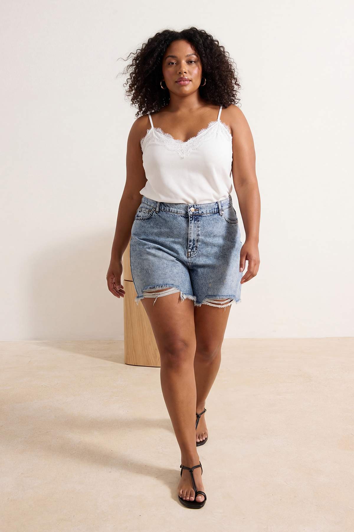 Trendyolmilla  Mavi Yırtıklı Lastikli Yüksek Bel Mini %100 Pamuk Non-Stretch Büyük Beden Denim Şort TBBSS26AP00024