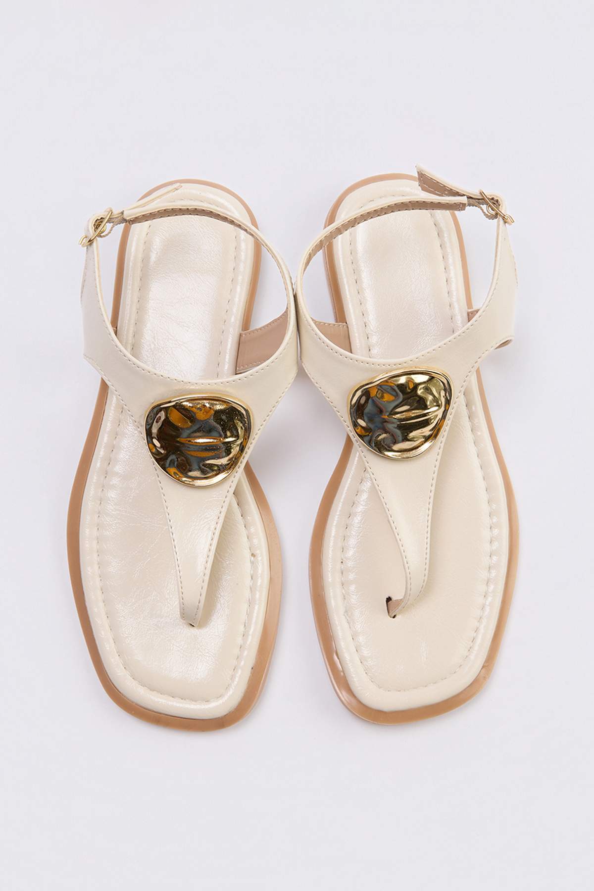 TRENDYOL SHOES Krem sandale sa zlatnom kopčom za žene TAKSS26SD00022