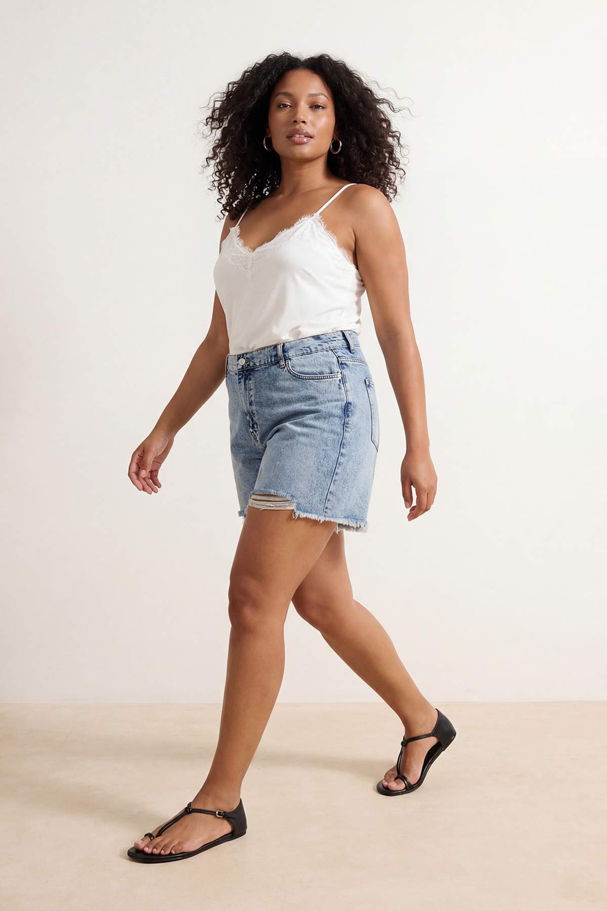 Trendyolmilla  Mavi Yırtıklı Lastikli Yüksek Bel Mini %100 Pamuk Non-Stretch Büyük Beden Denim Şort TBBSS26AP00024 - Görsel 2