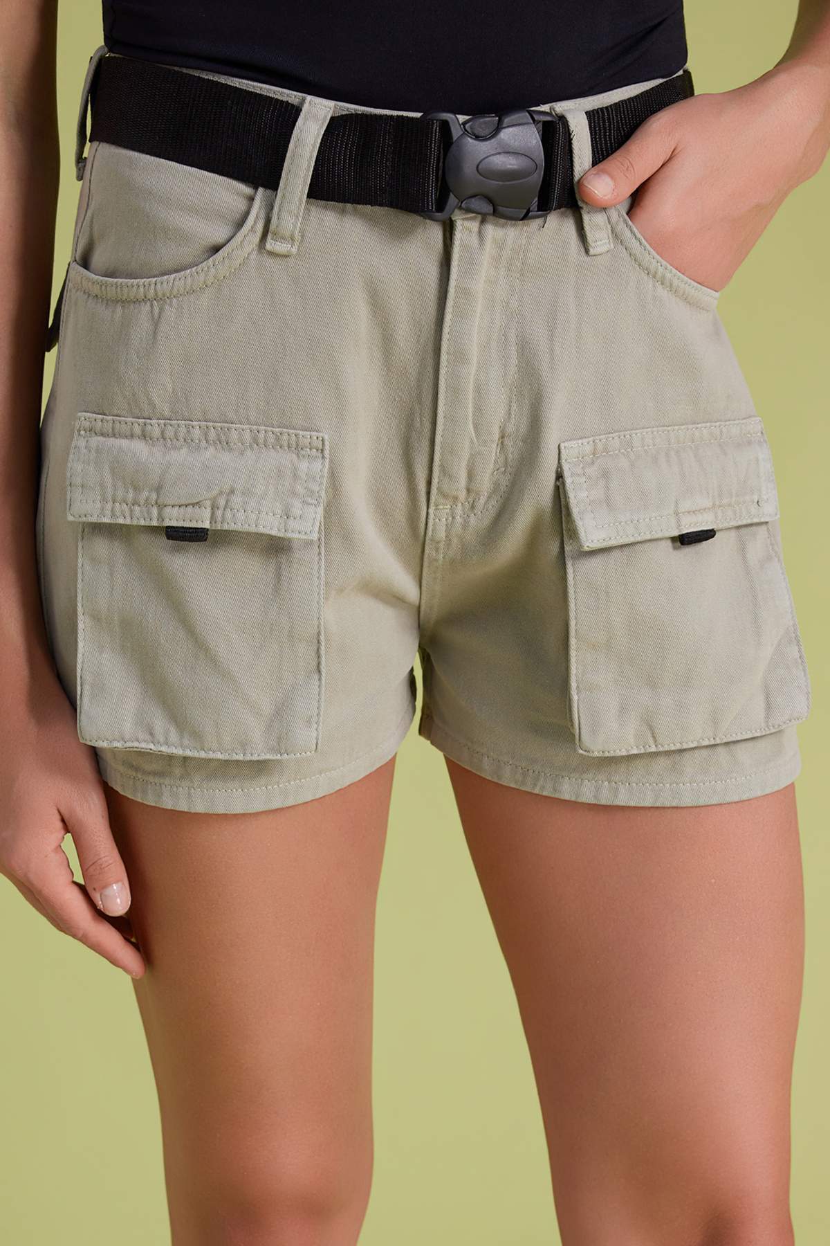 Trendyolmilla  Bej Kargo Cepli Kemerli Yüksek Bel Mini Denim Şort TWOSS23SR00245 - Görsel 3