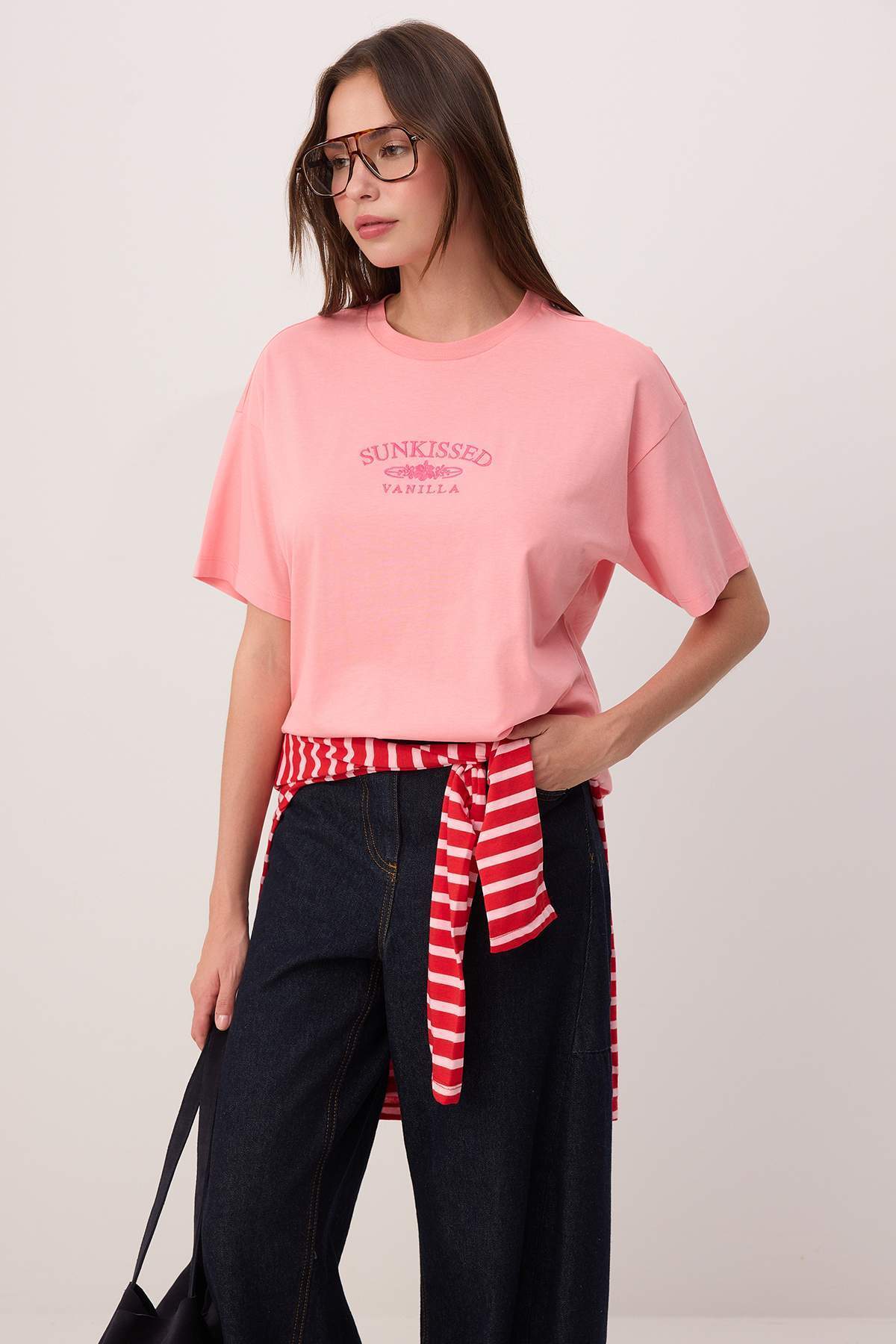 Trendyolmilla  Pembe Slogan Oversize Bisiklet Yaka Düşük Kol Kısa Uzun %100 Pamuk Örme T-Shirt TWOSS26TS00201