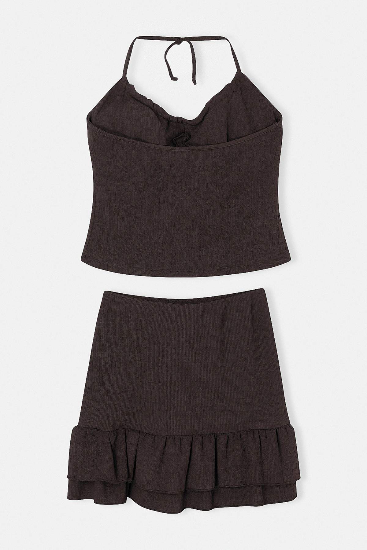 Trendyolmilla  Kahverengi Boyundan Bağlı Crop Üst Asimetrik Katlı Şort Etekli Lycralı Takım TDRSS26AU00025 - Görsel 2