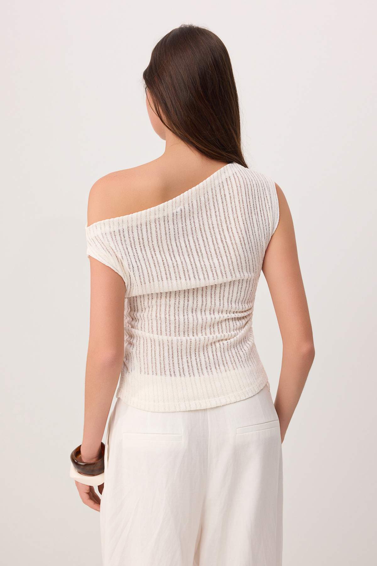 Trendyolmilla  Ekru Regular/Normal Kalıp Kayık Yaka Kolsuz Büzgülü Dokulu Örme Bluz TWOSS26BZ00697 - Görsel 4