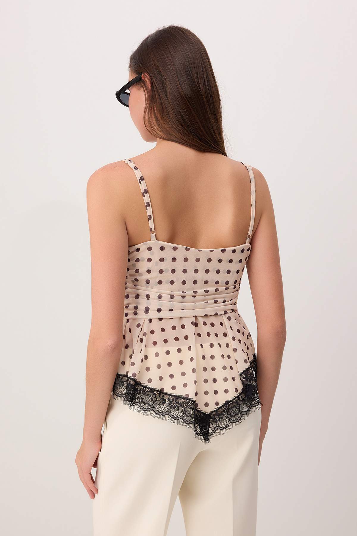 Trendyolmilla  Çok Renkli Puantiyeli Regular/Normal Kalıp V Yaka Dantel Detaylı Tül Örme Bluz TWOSS26BZ00760 - Görsel 4