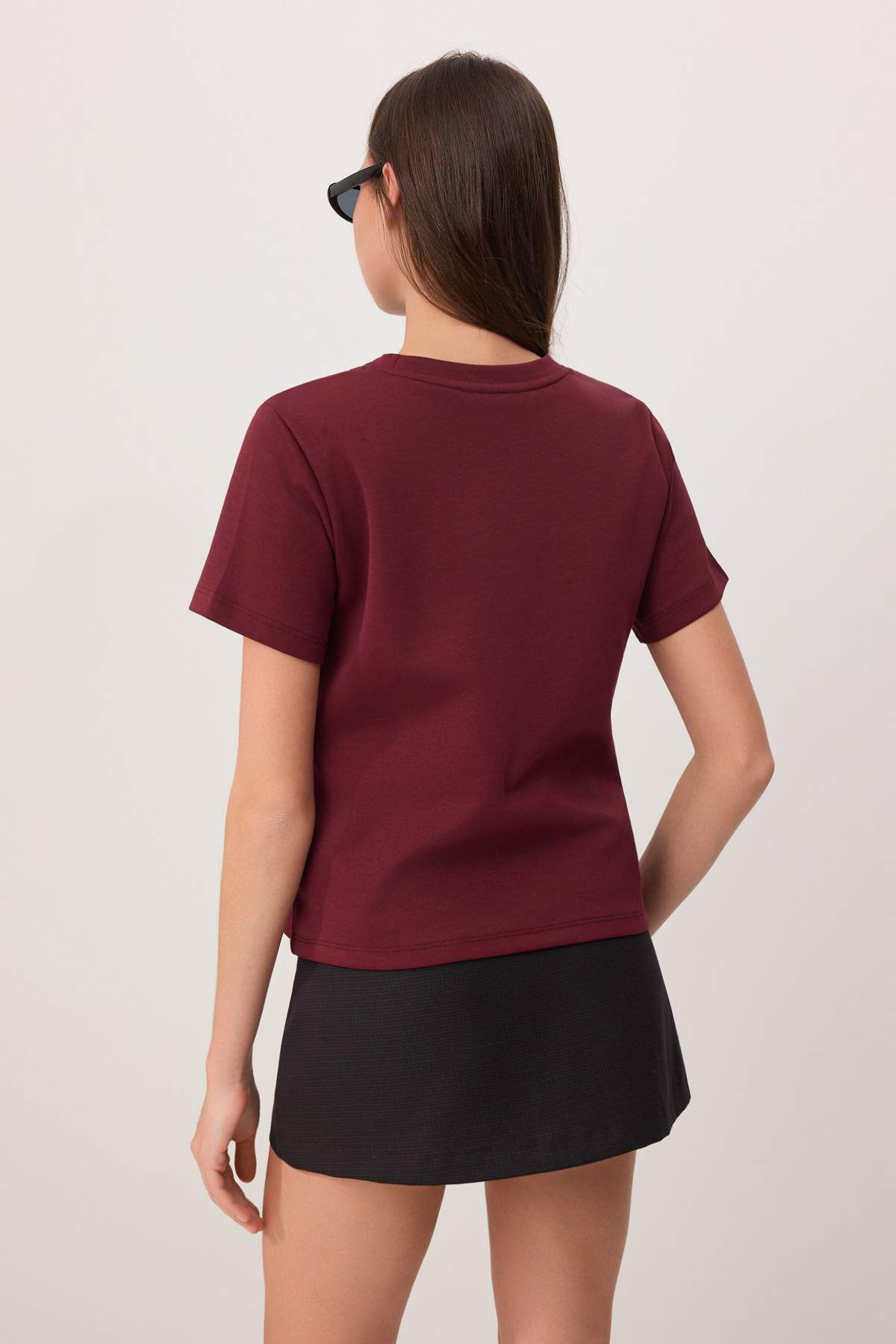 Trendyolmilla  Bordo Düz Regular Bisiklet Yaka Standart Kol Kısa İnterlok Örme T-Shirt TWOSS26TS00064 - Görsel 4