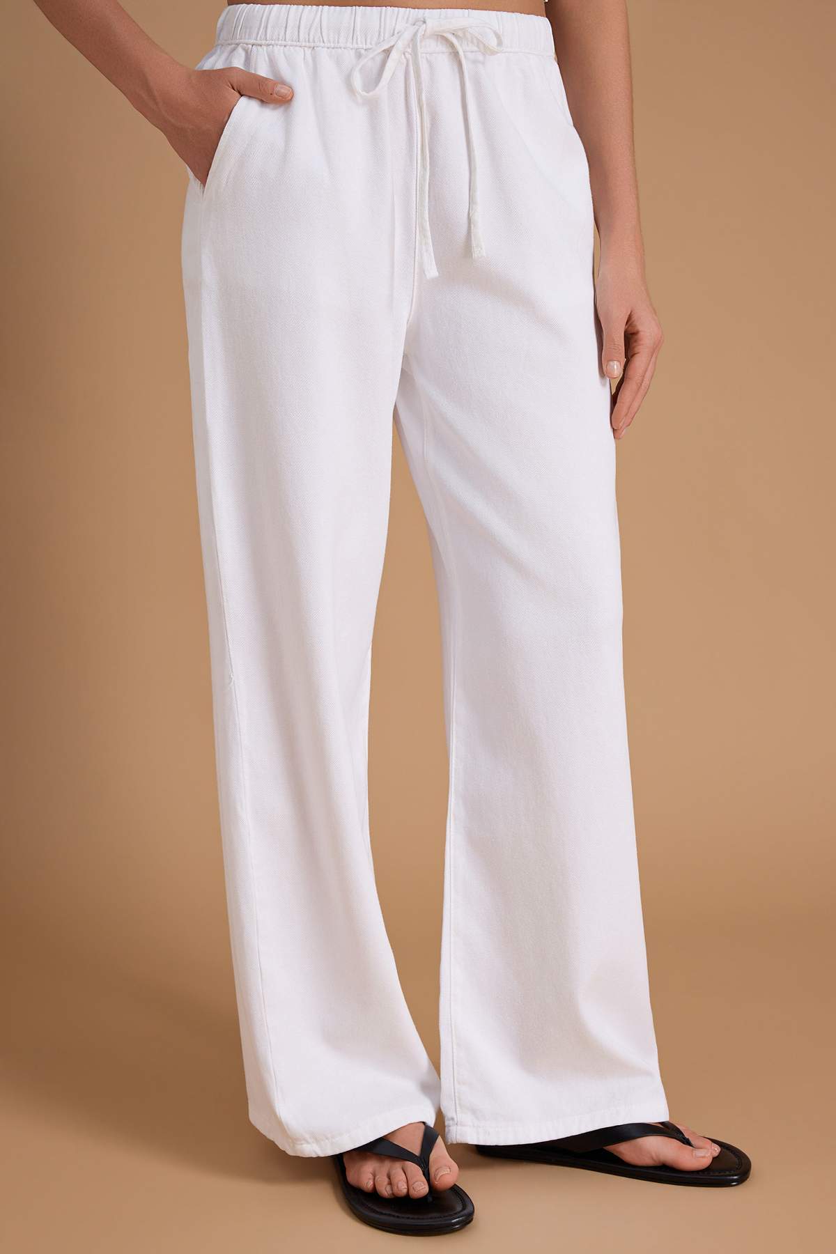 Trendyolmilla  Beyaz Yüksek Bel Wideleg Tencel Karışımlı Jeans TWOSS26JE00209 - Görsel 3