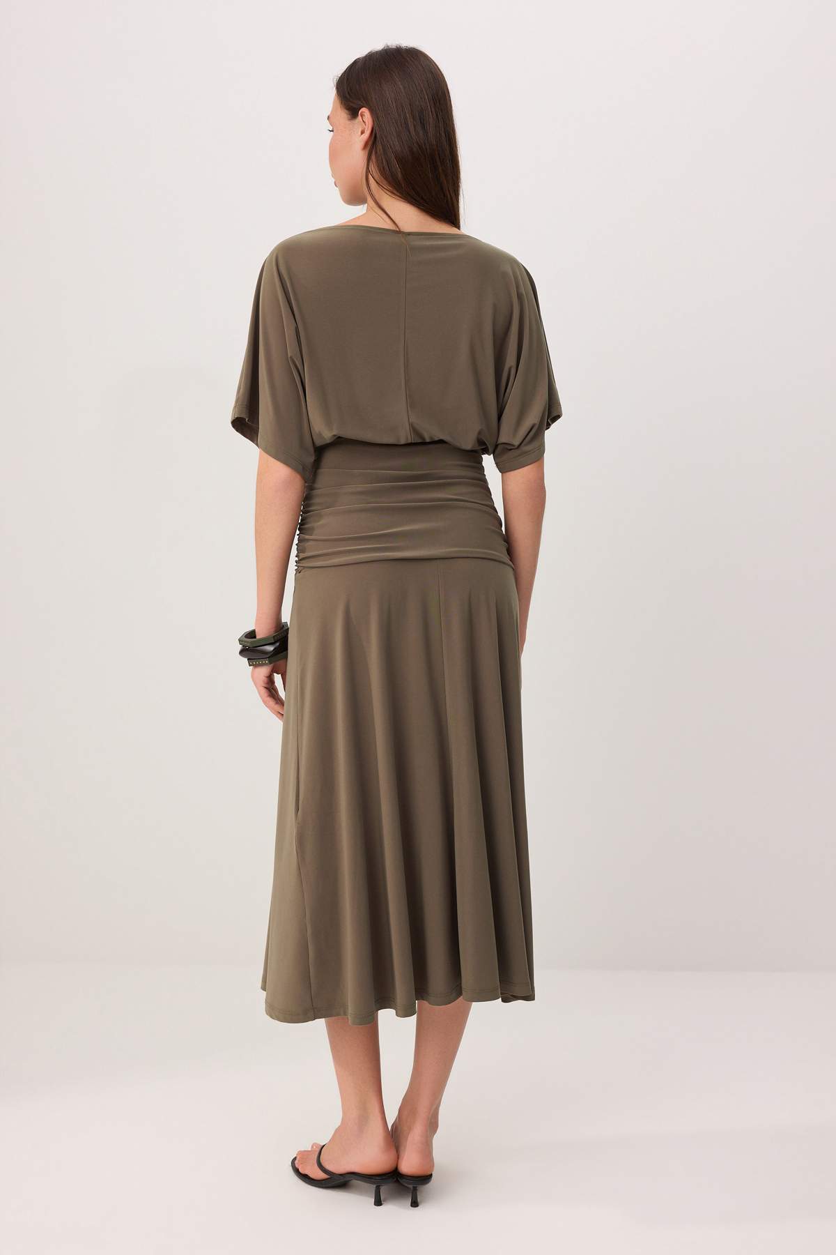 Trendyolmilla  Haki Belden Açılan Kayık Yaka Yarasa Kol Kısa Kollu Esnek Örme Elbise TWOSS26EL00496 - Görsel 4