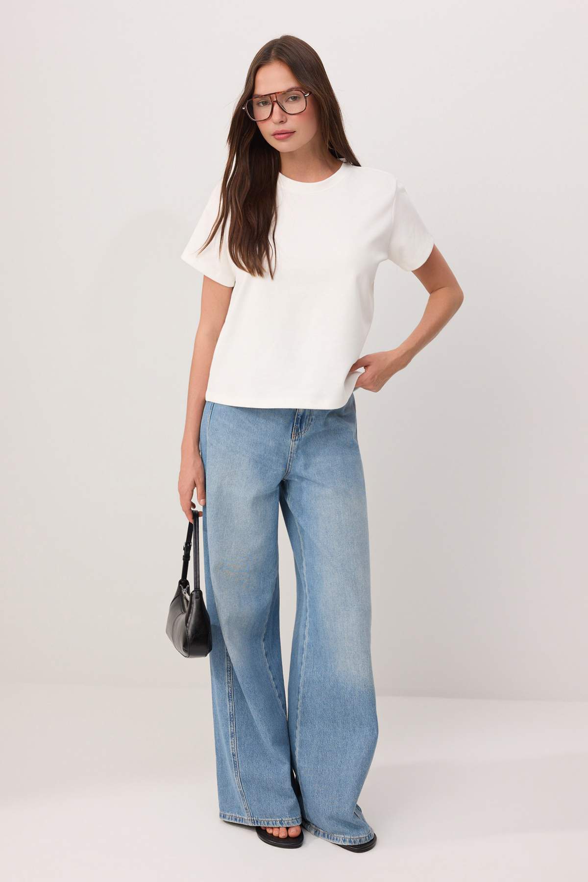 Trendyolmilla  Ekru Düz Regular Bisiklet Yaka Standart Kol Kısa İnterlok Örme T-Shirt TWOSS26TS00064 - Görsel 2