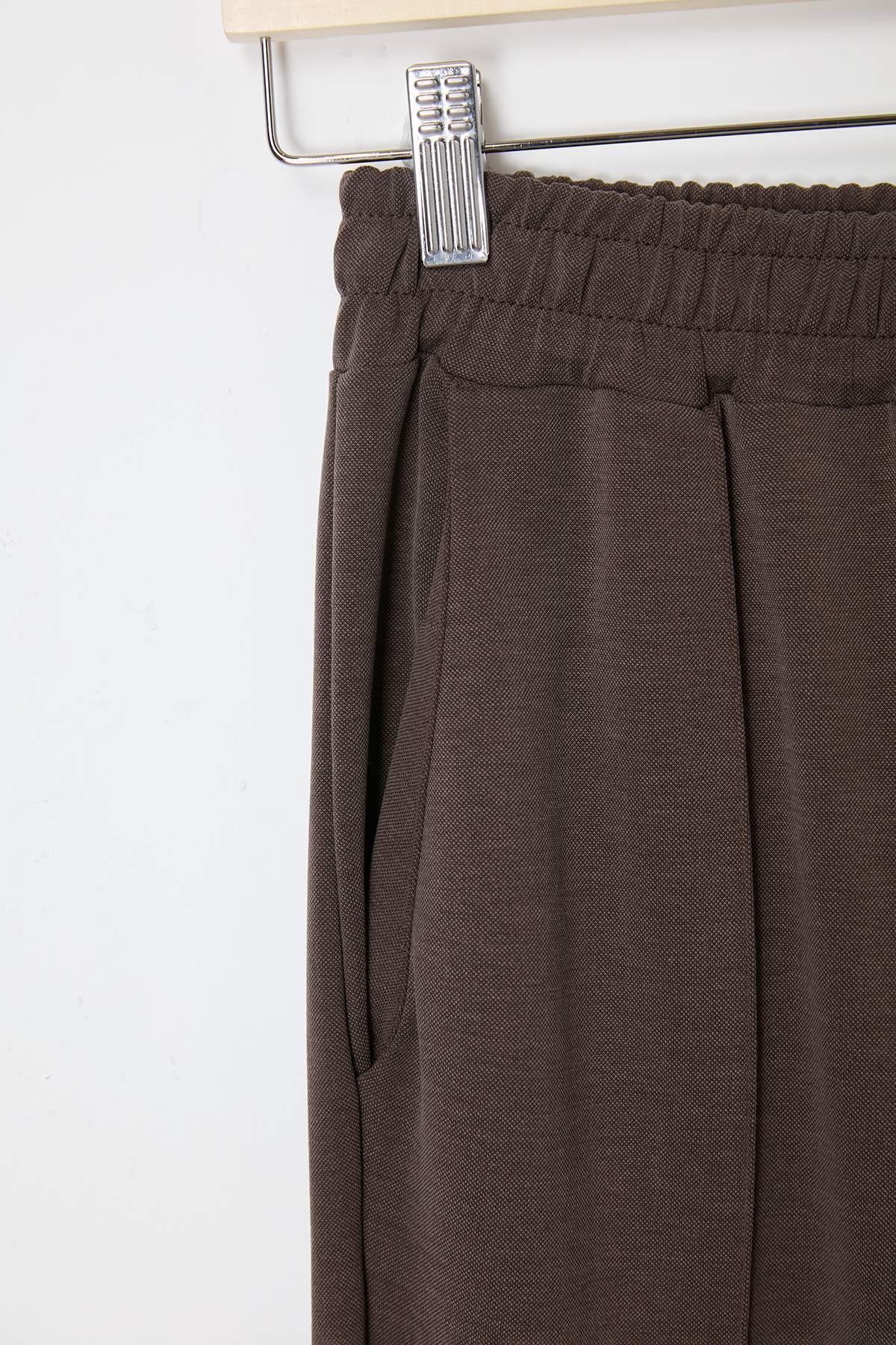 Trendyolmilla  Kahverengi V Yaka Kısa Kol Rahat Kalıp Dikişli Alt-Üst Modal Takım TDRSS26AU00027 - Görsel 3