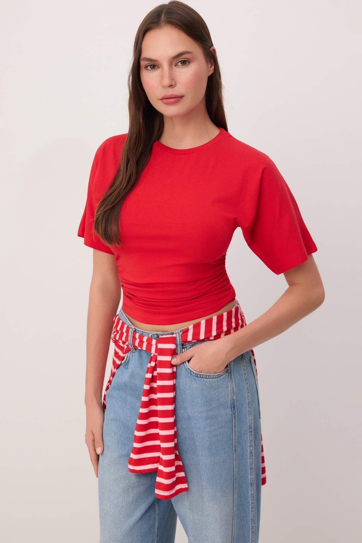 Trendyolmilla  Kırmızı Düz Fitted Bisiklet Yaka Kısa Büzgülü Pamuklu Esnek Örme T-Shirt TWOSS26TS00052