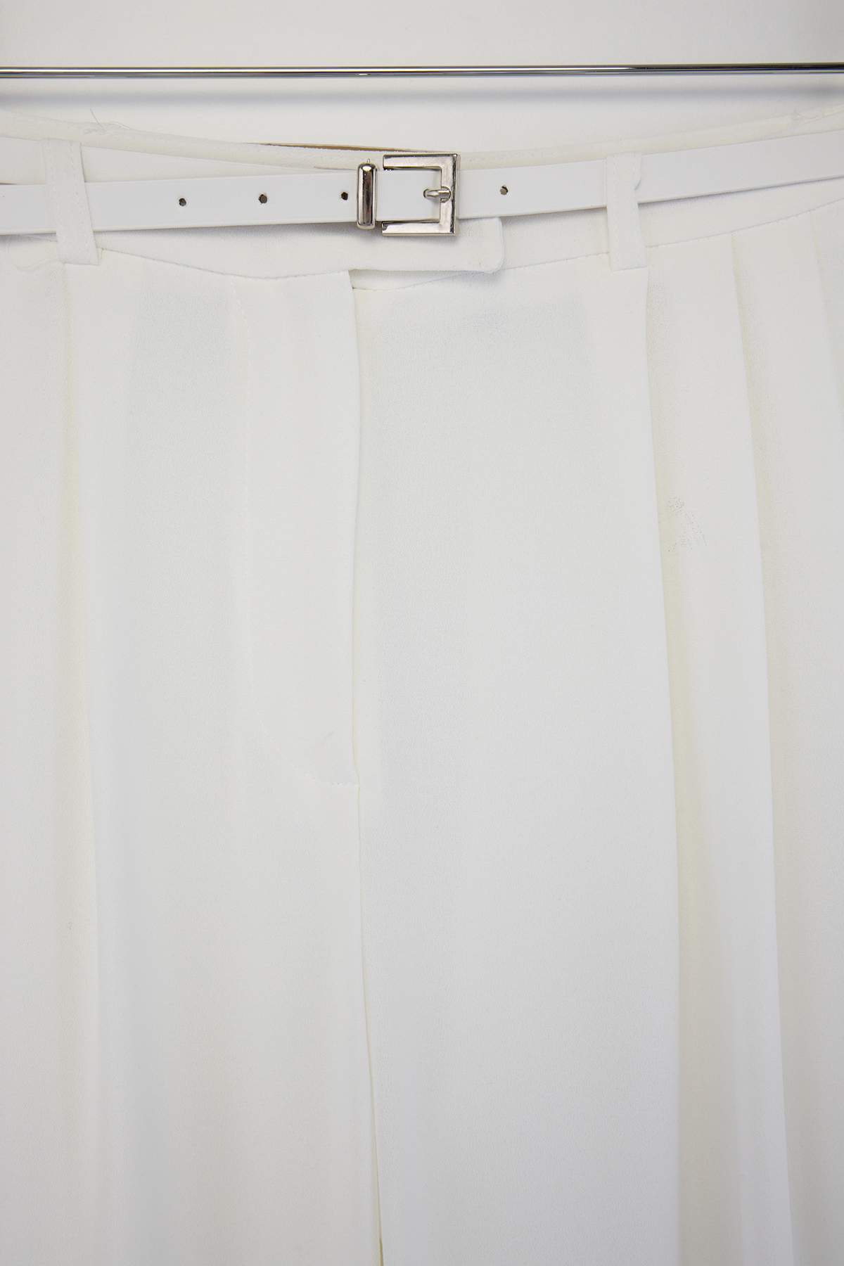 Trendyolmilla  Beyaz Kemerli Pilili Wide Leg/Extra Geniş Paça Dokuma Palazzo Pantolon TBBSS26AR00003 - Görsel 6