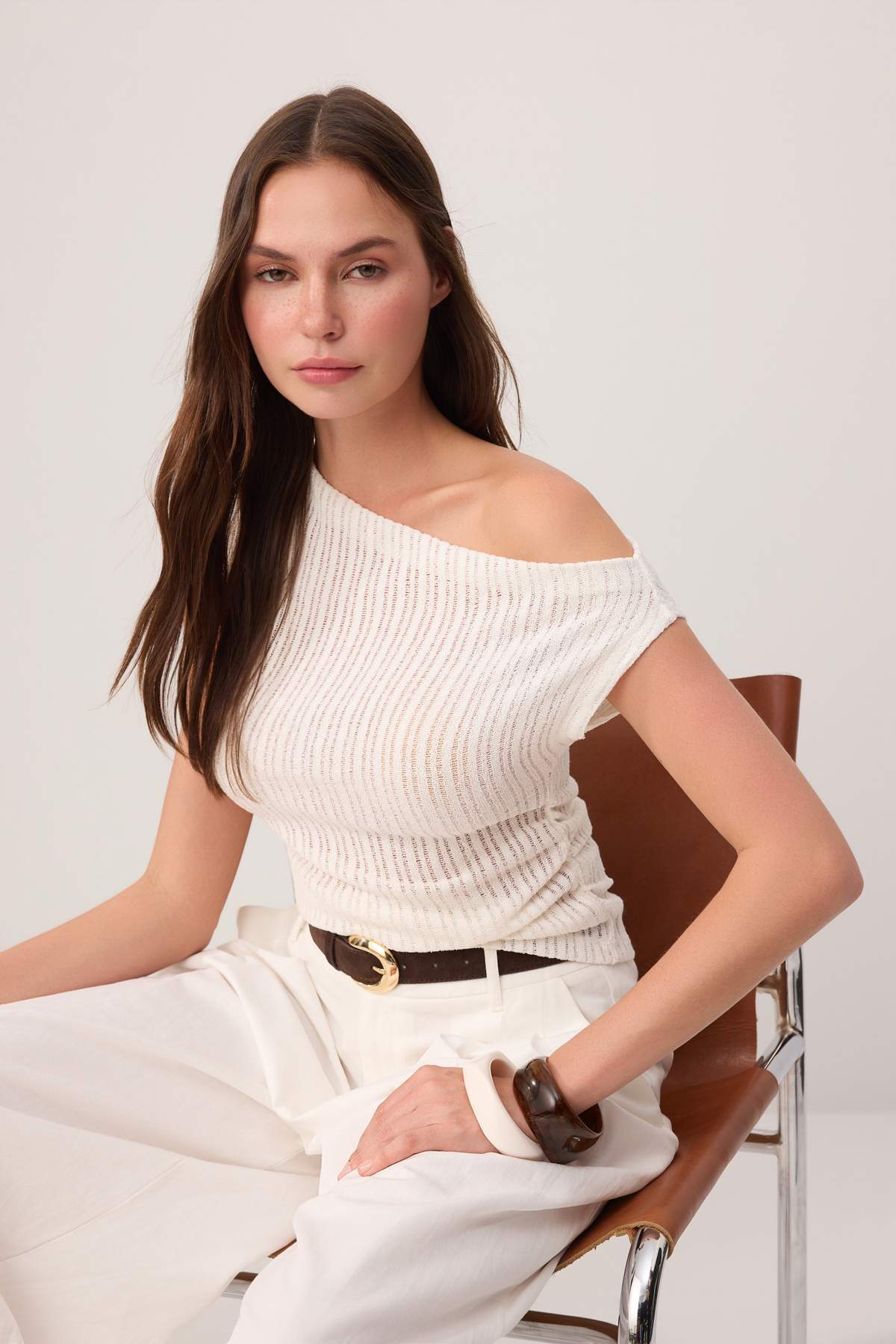 Trendyolmilla  Ekru Regular/Normal Kalıp Kayık Yaka Kolsuz Büzgülü Dokulu Örme Bluz TWOSS26BZ00697