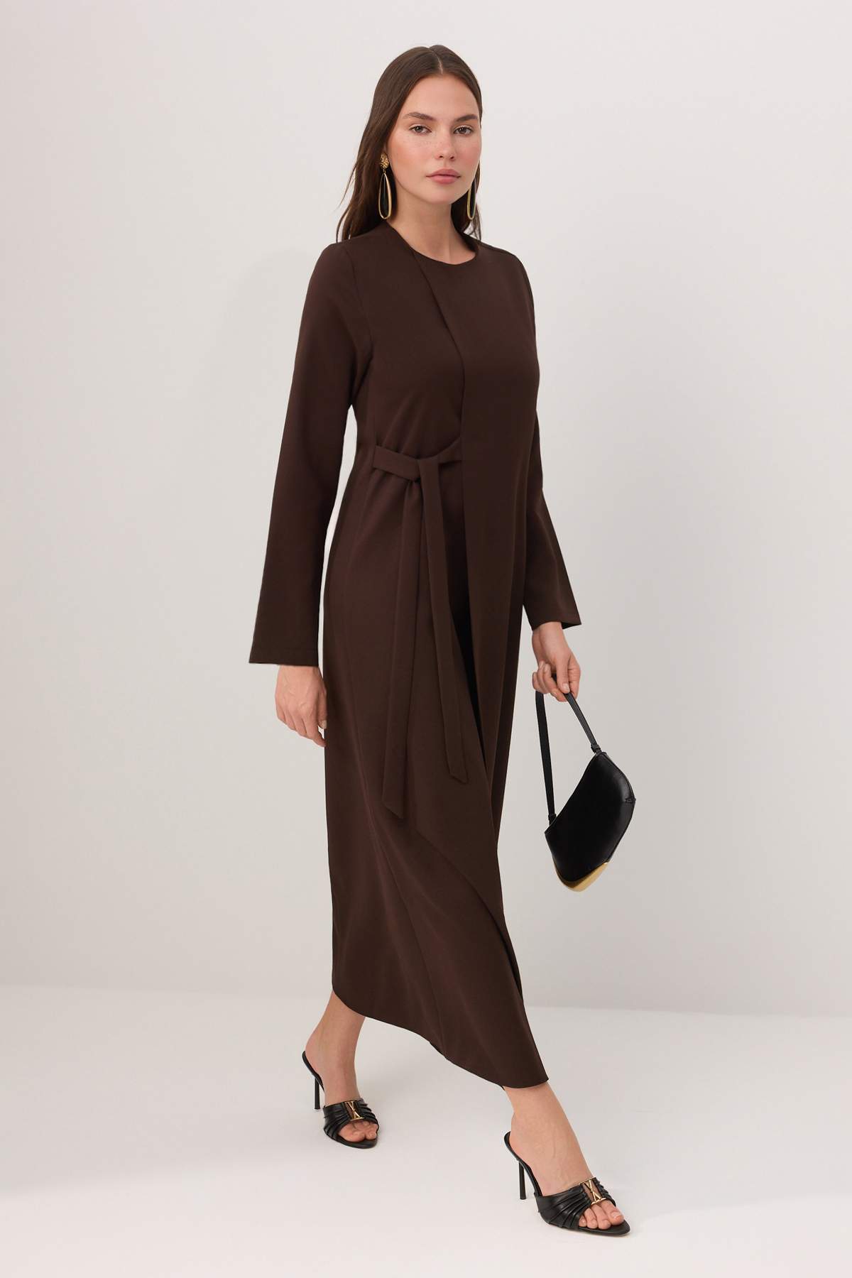 Trendyol Modest Braunes, gewebtes Hijab-Kleid mit Spitzendetail TCTSS26EB00155