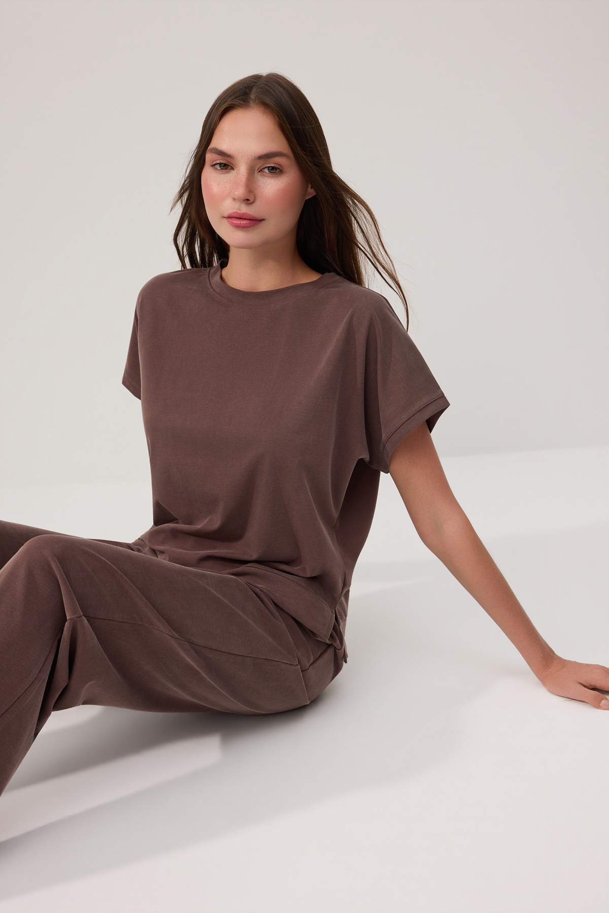 Trendyolmilla  Kahverengi Regular Kısa Kollu Normal Bel Geniş Paça Uzun Modal Örme Alt Üst Takım TWOSS26AU00153 - Görsel 2