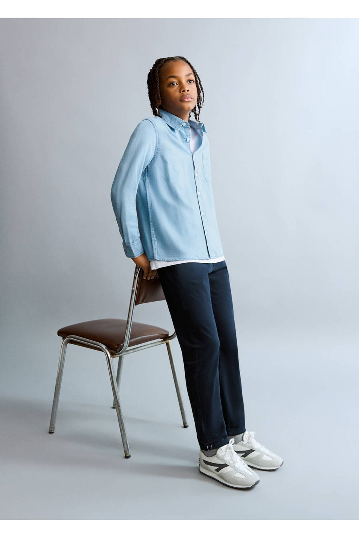 Patternless chino pants